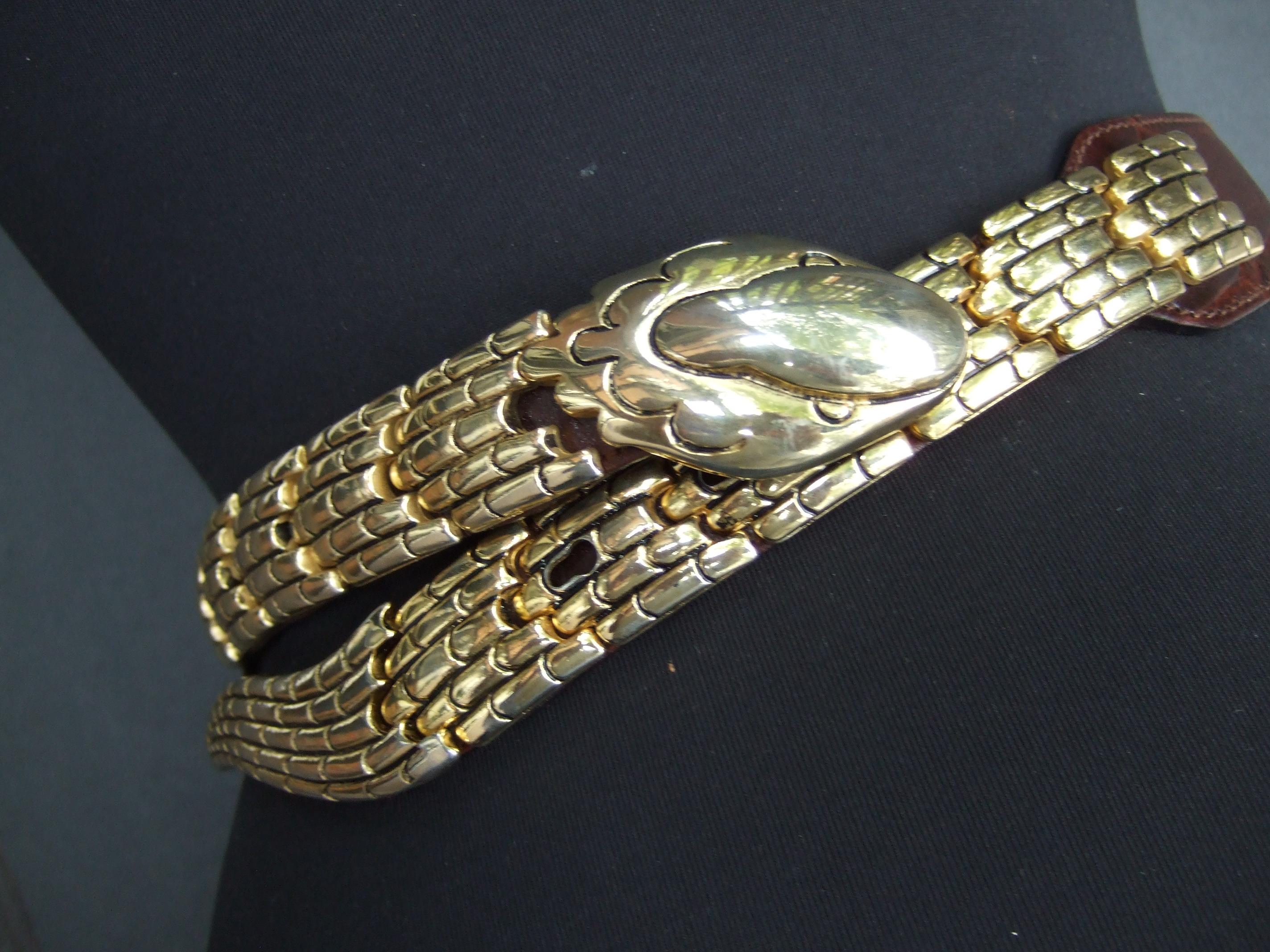 Cintura italiana articolata in metallo dorato con serpente in pelle marrone in rilievo, anni '80
La cintura unica e all'avanguardia è progettata con piastrelle articolate in metallo dorato a forma di serpente.

Le piastrelle articolate in metallo