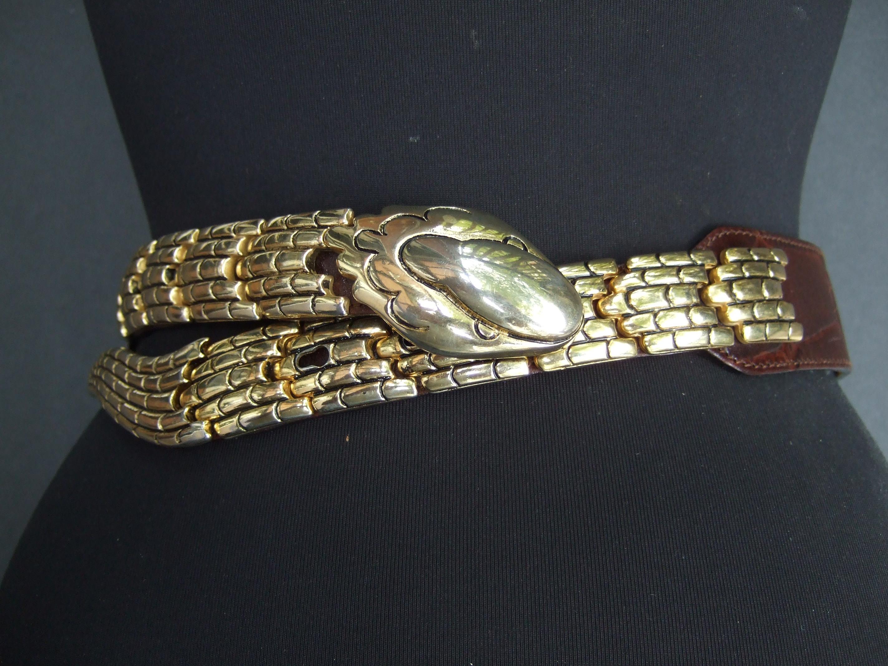 Cintura italiana articolata in metallo dorato in rilievo in pelle marrone con design a serpente, anni '80 circa 2