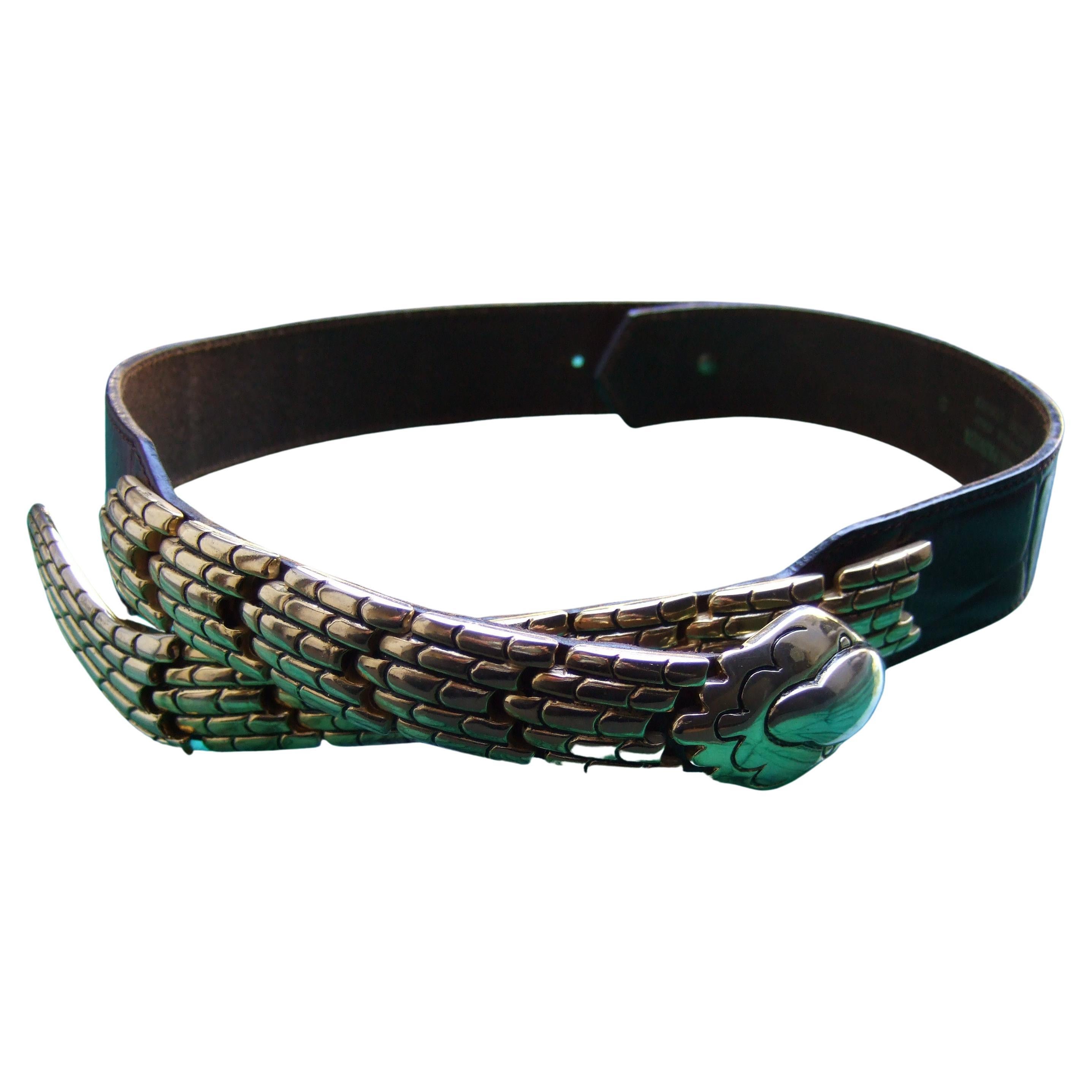 Cintura italiana articolata in metallo dorato in rilievo in pelle marrone con design a serpente, anni '80 circa 4