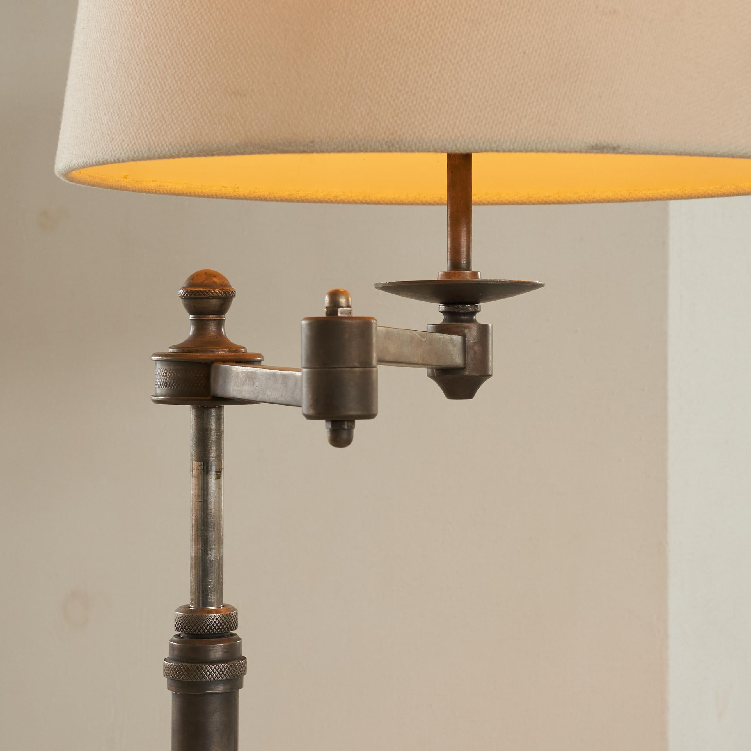 Italian Articulating Swivel Table Lamp in Metal 1970s For Sale 3