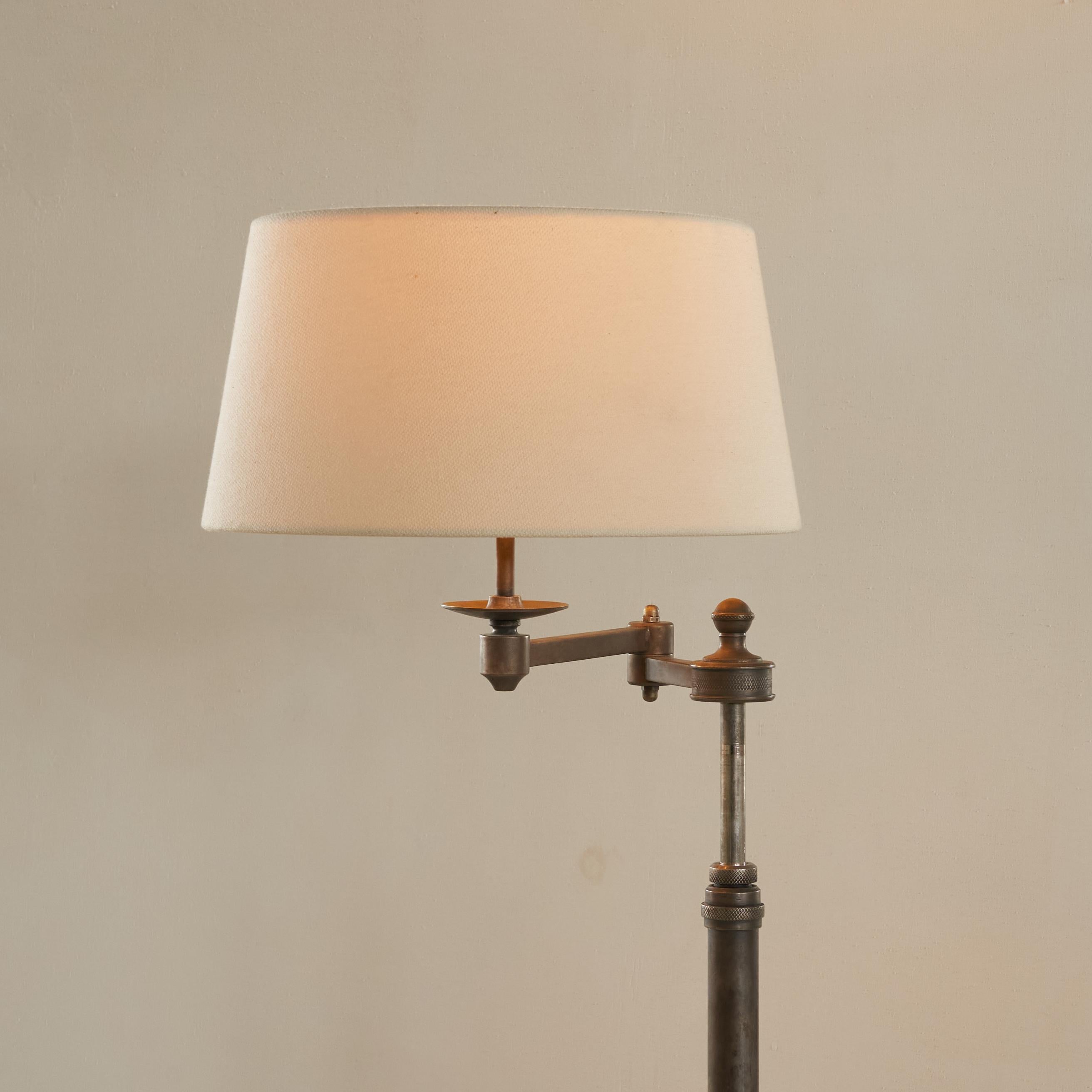 Italian Articulating Swivel Table Lamp in Metal 1970s For Sale 4