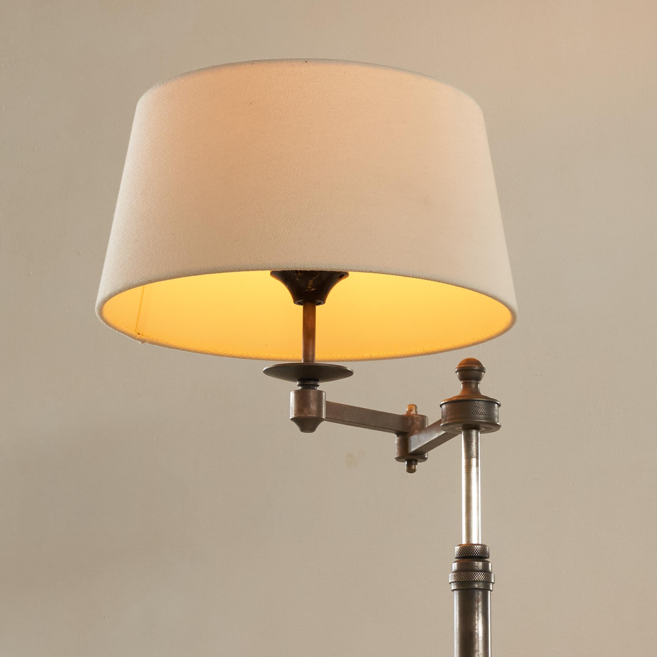 Italian Articulating Swivel Table Lamp in Metal 1970s For Sale 5