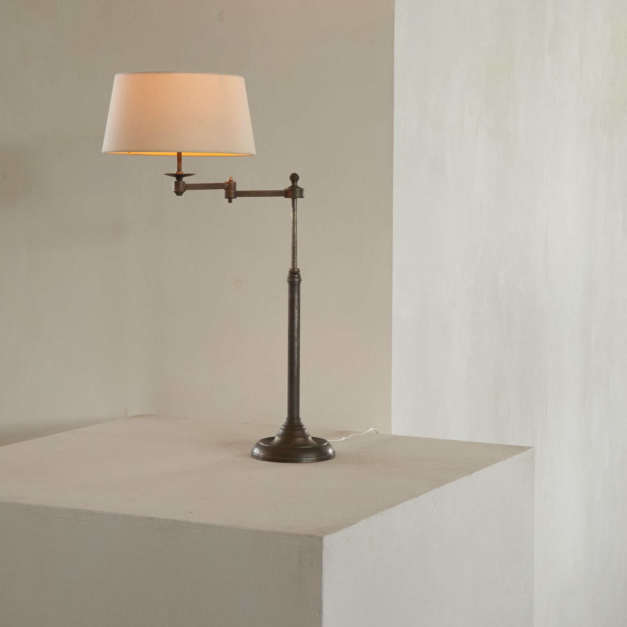 Italian Articulating Swivel Table Lamp in Metal 1970s.

Beautiful and large articulating table lamp with beautiful details in metal, made somewhere in the 1970s. Classic and timeless design with touches of both classical and modernist nature.