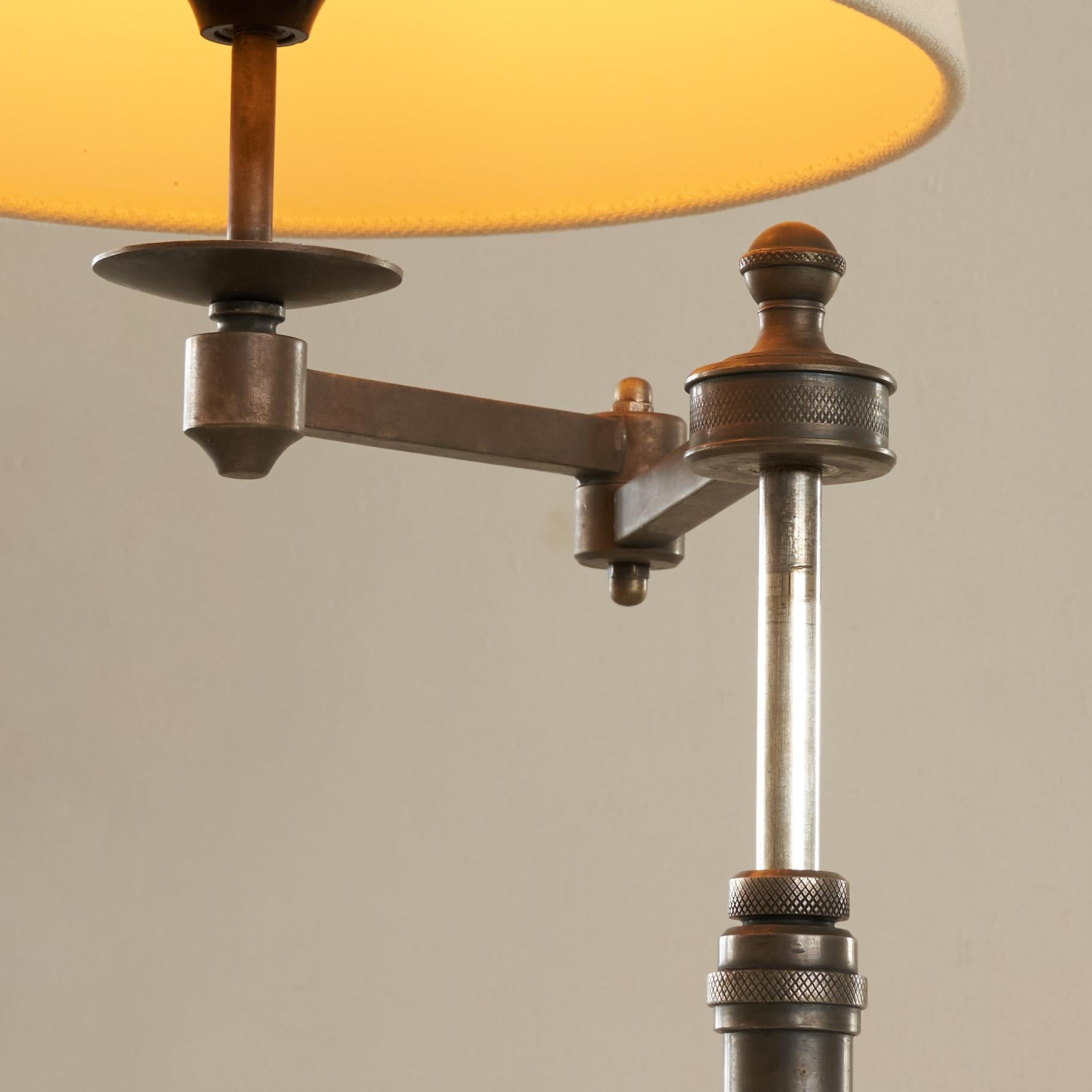 Neoclassical Italian Articulating Swivel Table Lamp in Metal 1970s For Sale