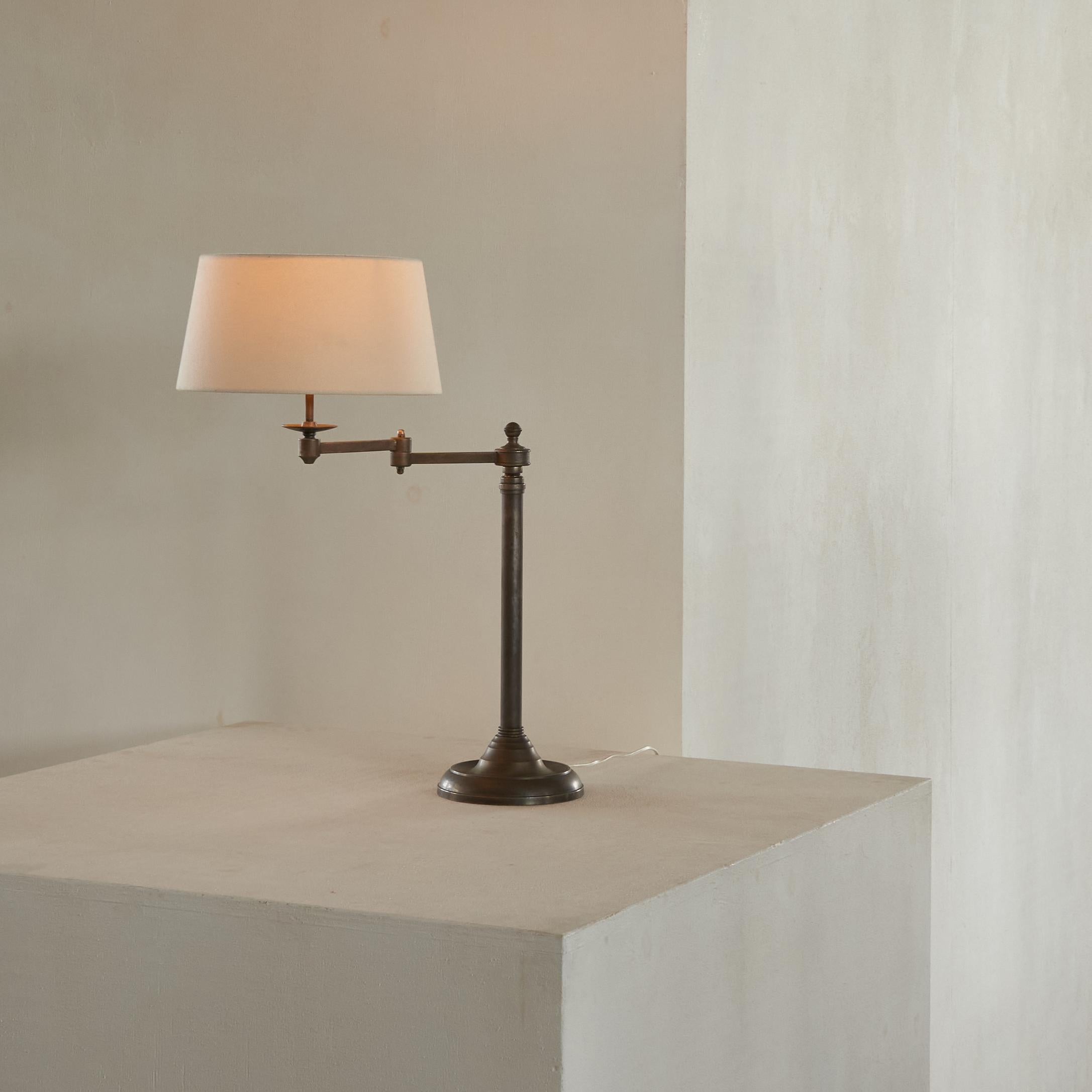Hand-Crafted Italian Articulating Swivel Table Lamp in Metal 1970s For Sale