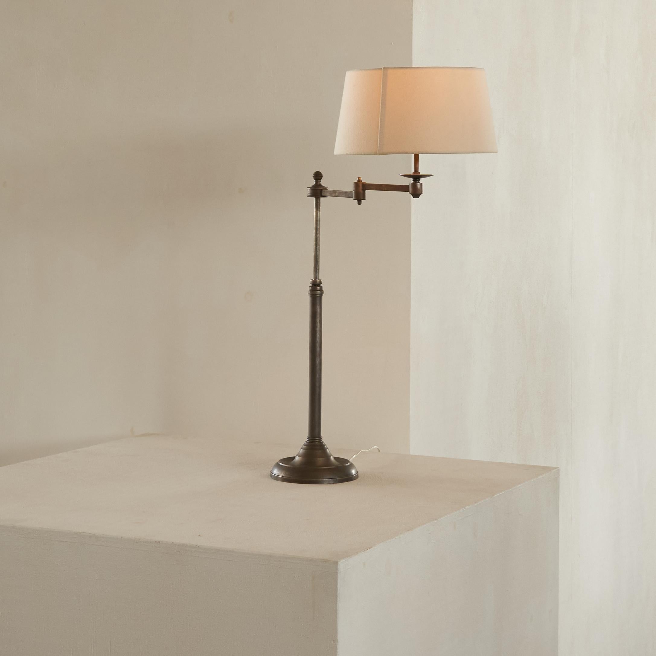 Italian Articulating Swivel Table Lamp in Metal 1970s For Sale 2