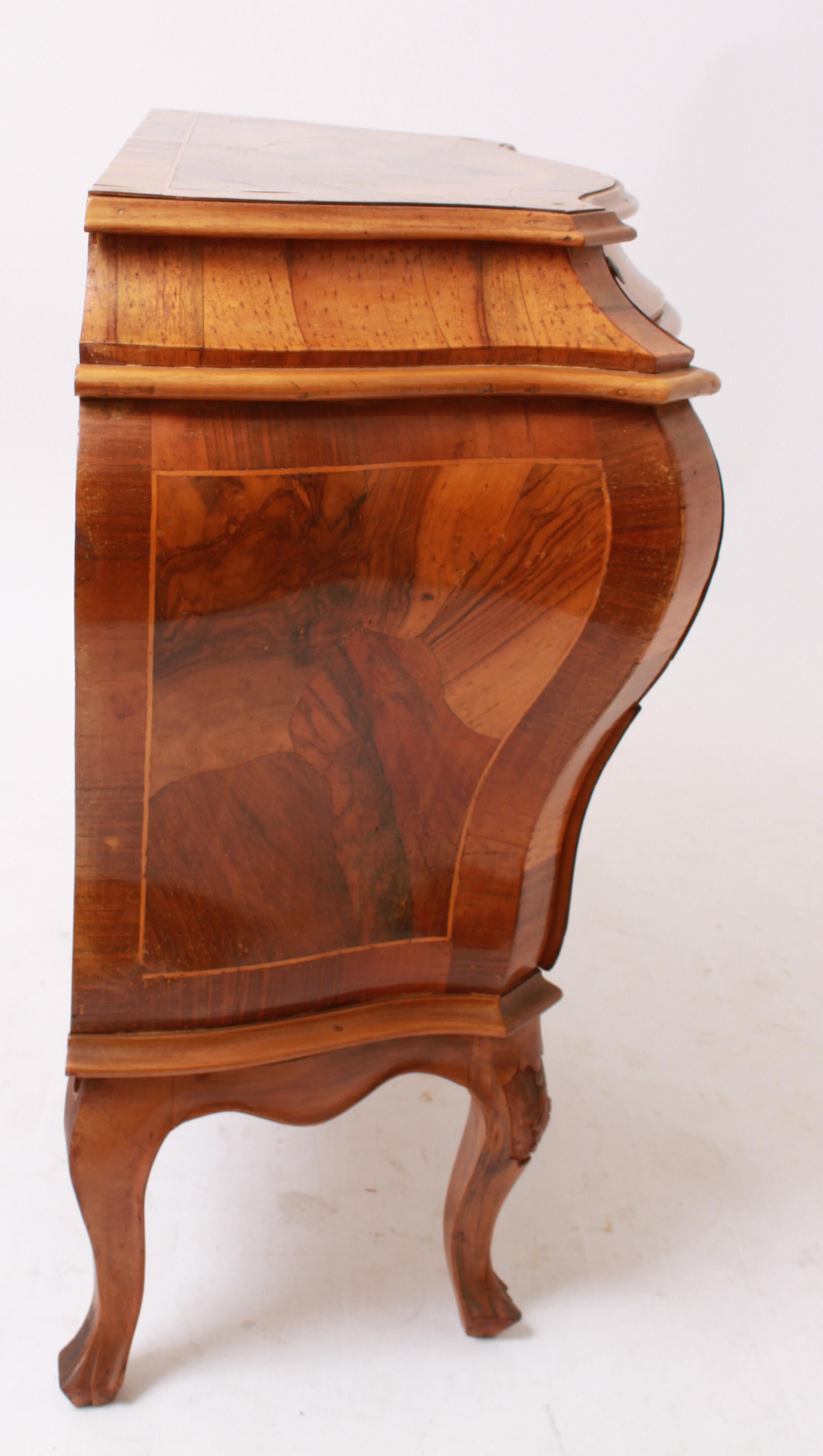 Italian Baroque Revival style burl wood veneer bombé commode, serpentine top over three conforming drawers, raised on four carved cabriole legs, 