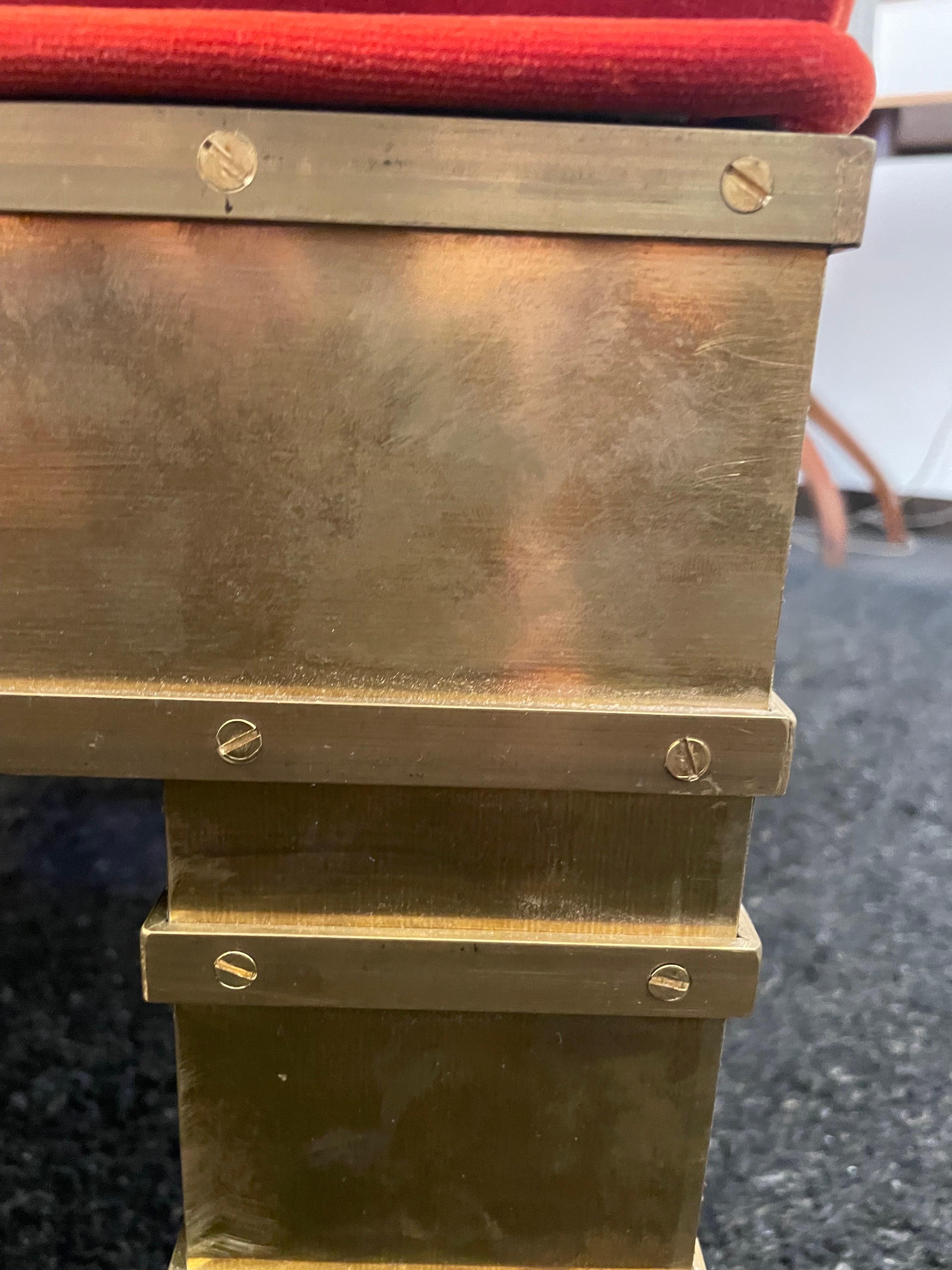 Banc italien artisanal en laiton et velours sur roulettes en vente 7