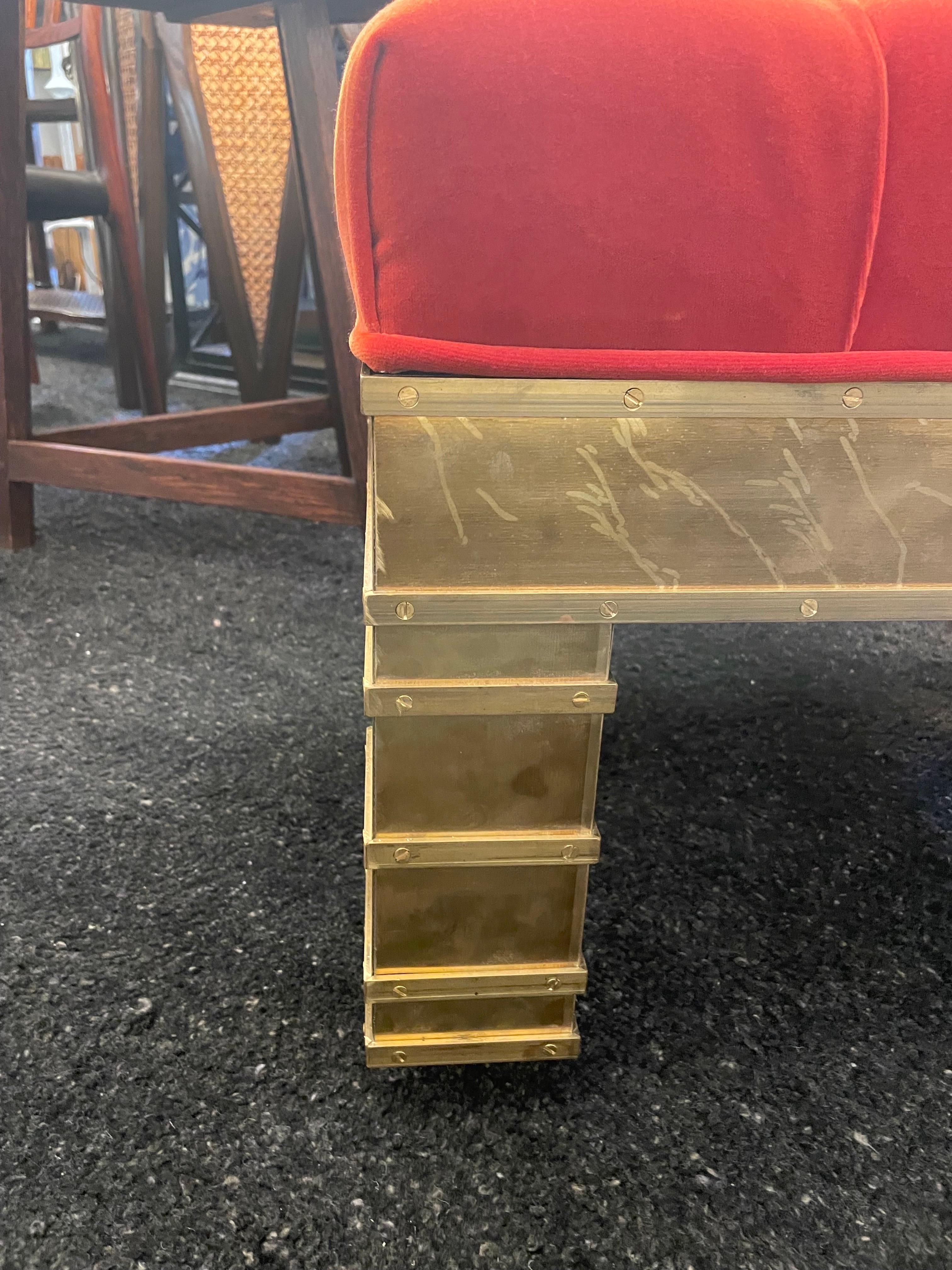 Banc italien artisanal en laiton et velours sur roulettes en vente 3