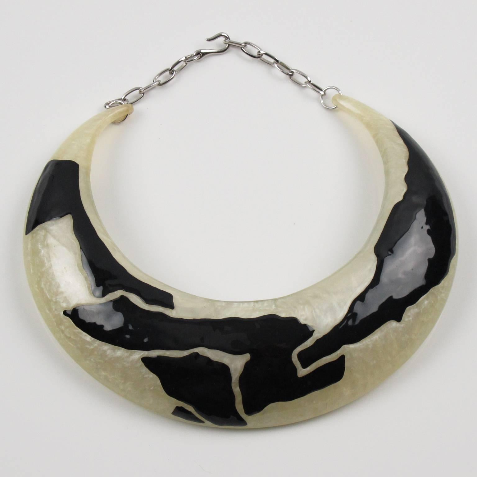 Elegant Italian Artisan designer studio collar choker necklace. Rigid bib Lucite shape in gorgeous white pearlized pattern (imitating mother of pearl) ornate with black enameling in organic abstract free-form design. Silvered metal chain to adjust