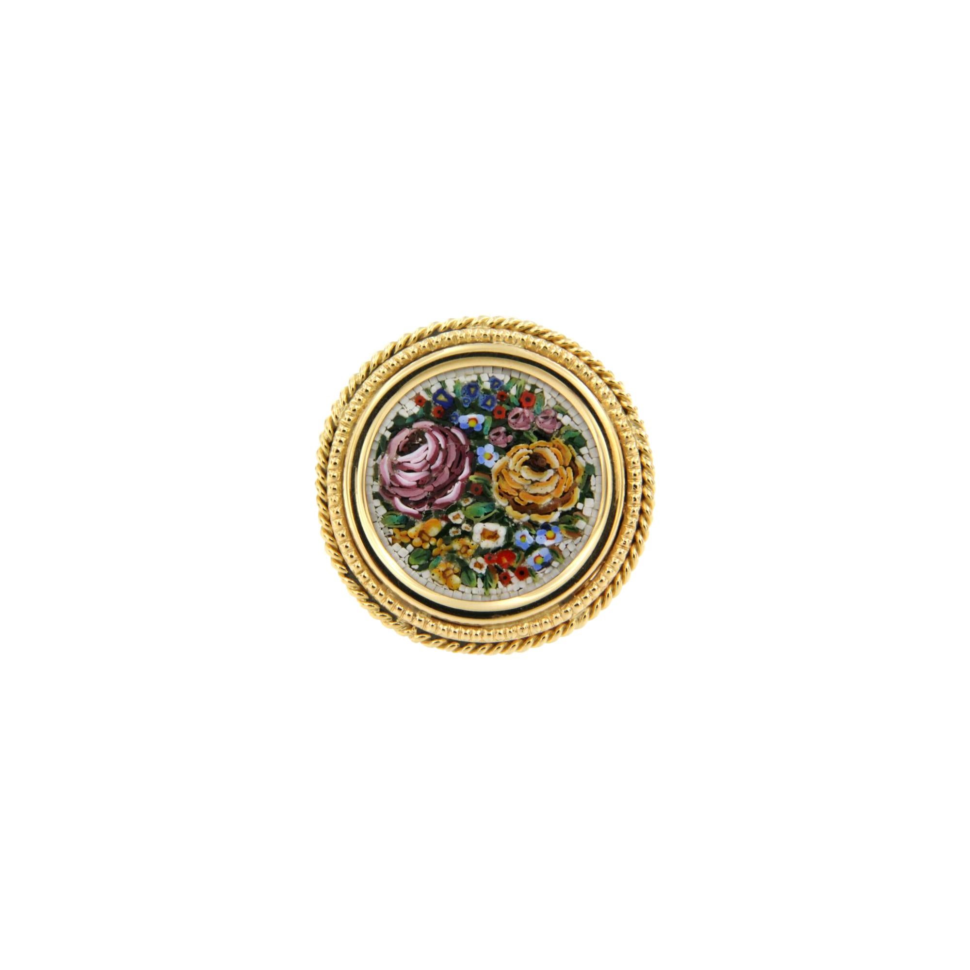 Dieser Cocktailring aus 18 Karat Gelbgold zeigt ein florales Mosaikdesign in einer verzierten Fassung.
Dieses Schmuckstück wird von unseren Kunsthandwerkern in Italien handgefertigt und ist ein Unikat. 

Der Ring wird vor dem Versand an den Käufer