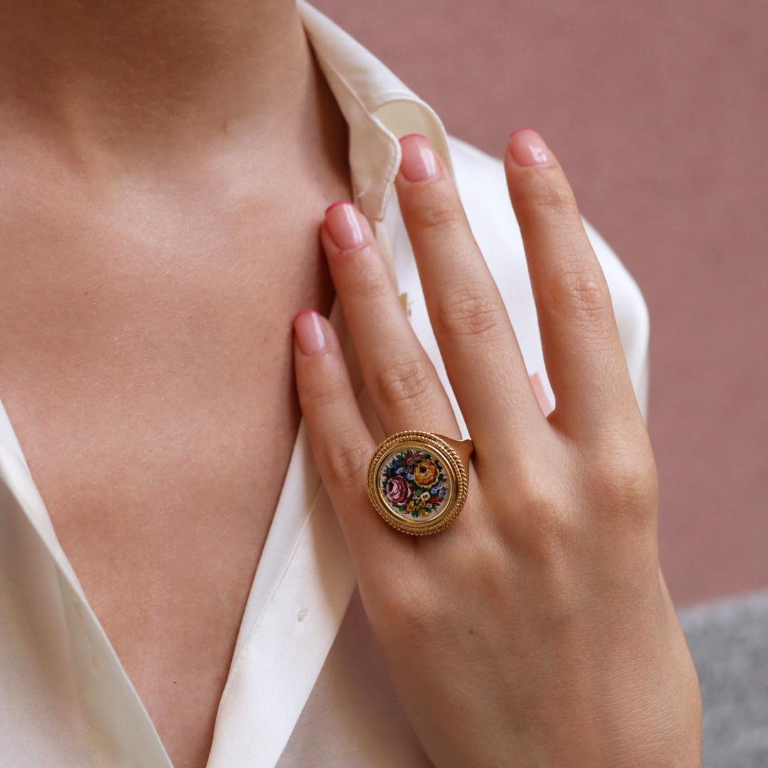 Italienischer handwerklicher Mikromosaik-Ring aus 18 Karat Gelbgold im Angebot 1