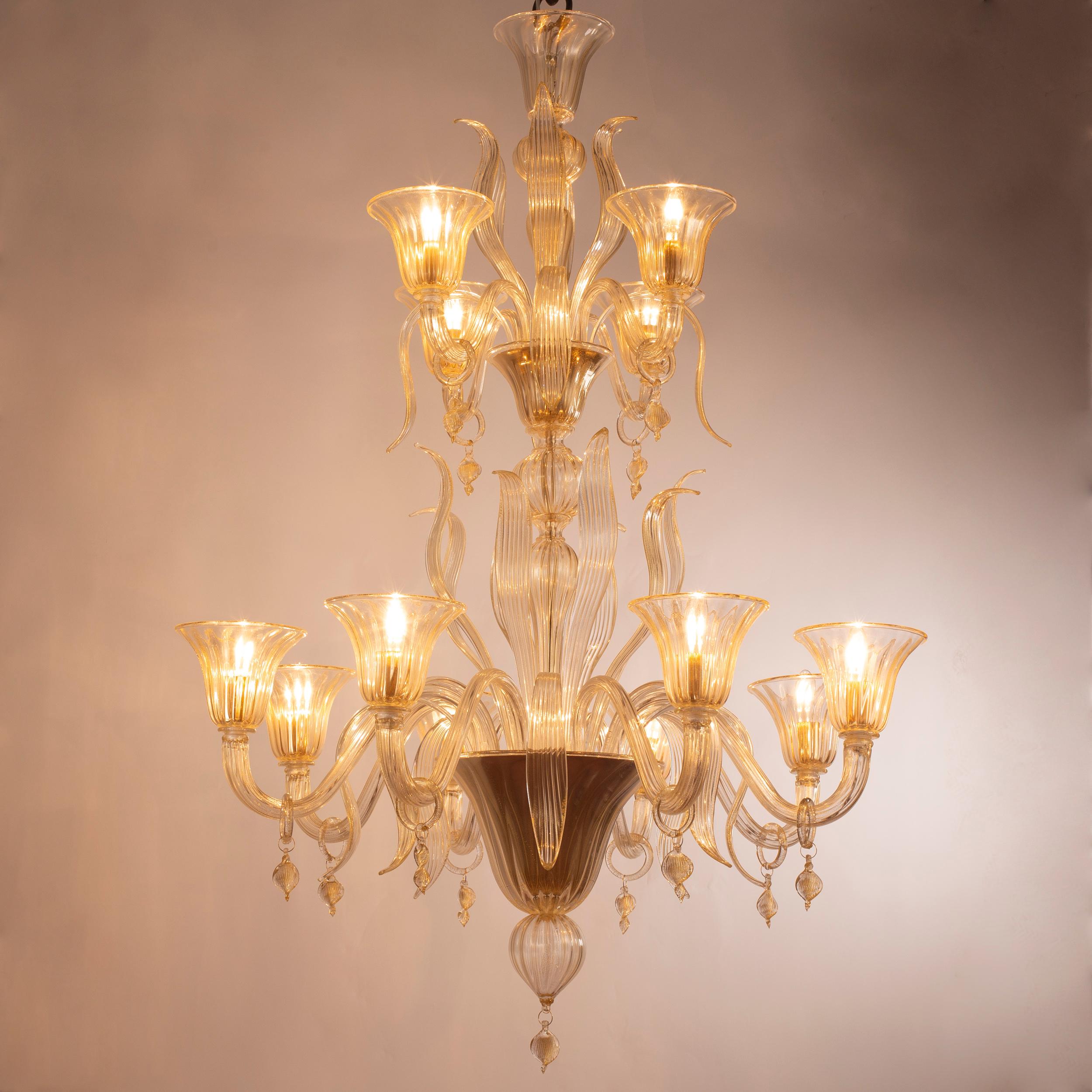 XXI secolo e contemporaneo Lampadario artistico italiano a 6 bracci Fluage fatto a mano in vetro di Murano oro Multiforme in vendita