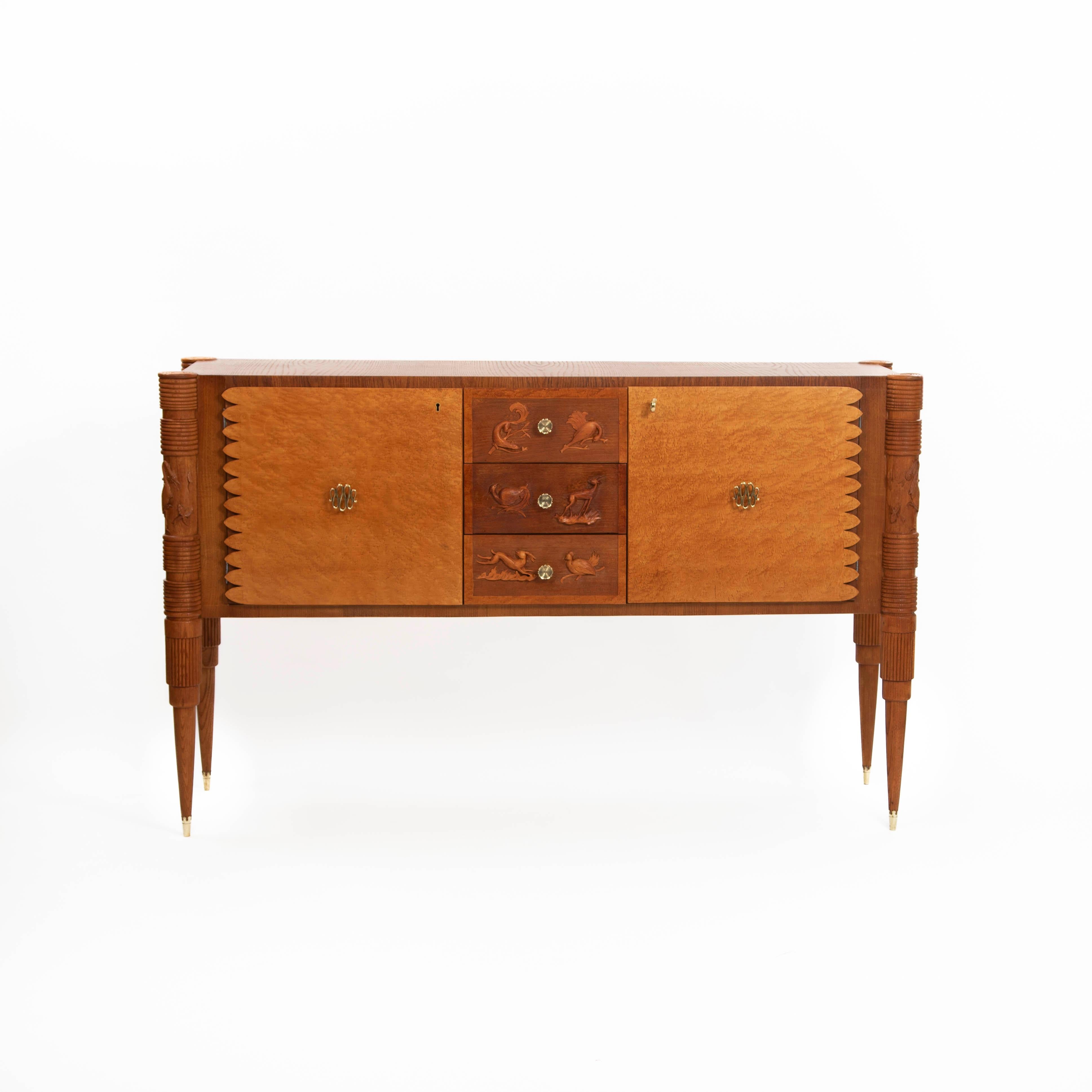 Oak sideboard with carved inlays, Italian craftsmanship from the 1940s, designed by Pier Luigi Colli.

This piece has a fantastic character, which our restorers brought back to light by completely sanding off the old varnish.

The old, yellowed