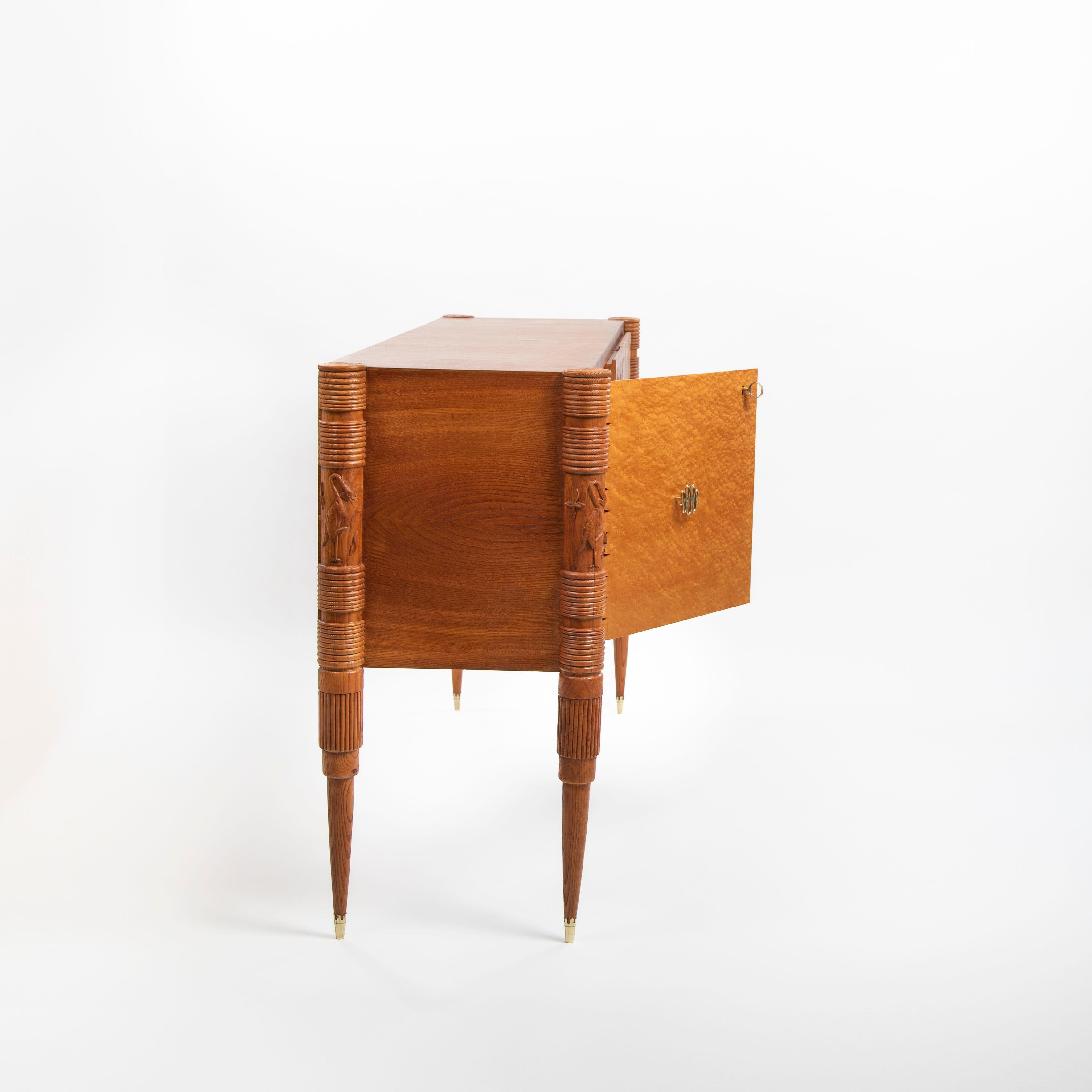 Italian Artistic Oak Sideboard with Naturalistic Carvings by PierLuigi Colli 40s In Excellent Condition For Sale In Salzburg, AT
