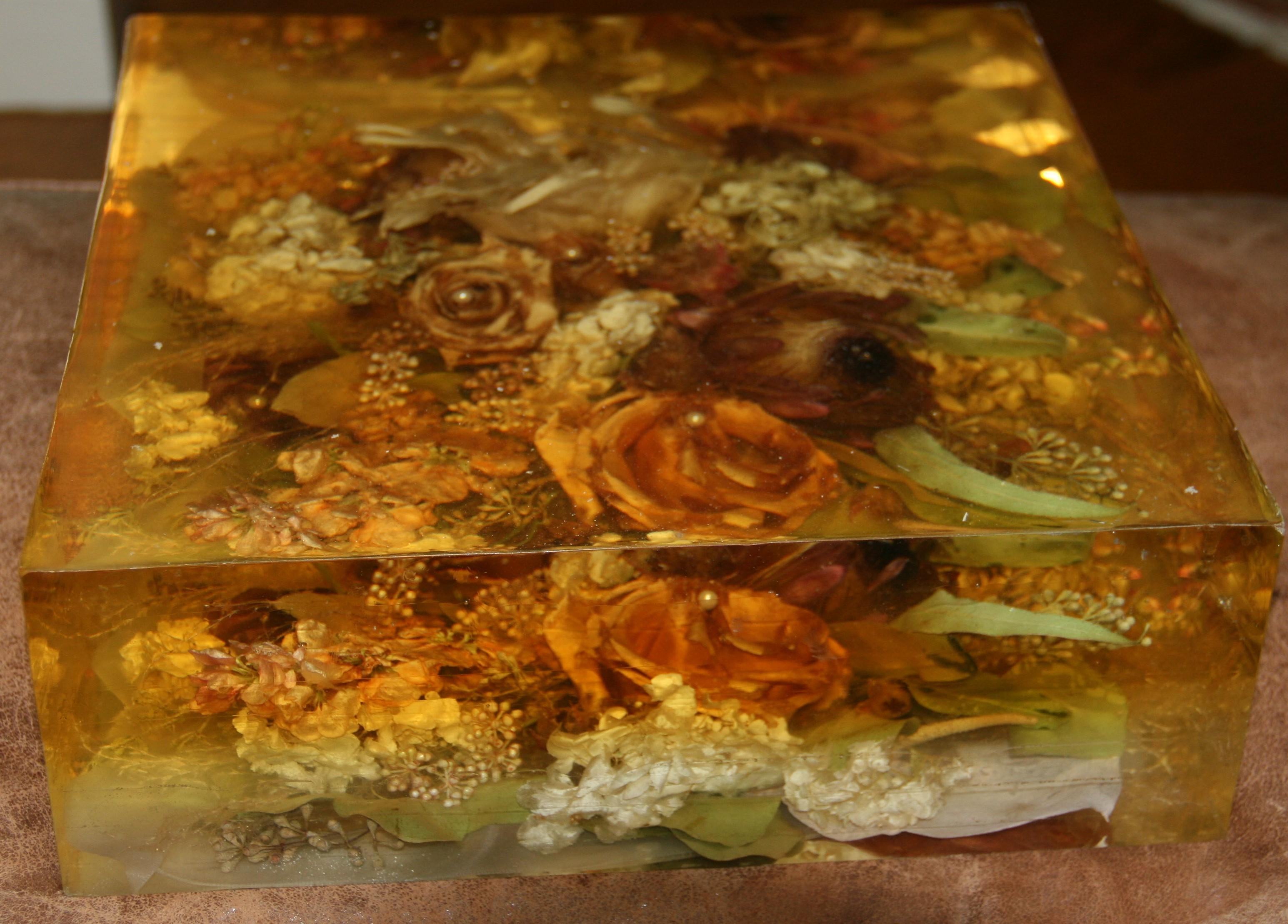 Obra de arte italiana  Escultura de mesa Flores recubiertas de resina moldeada en Bueno estado para la venta en Douglas Manor, NY