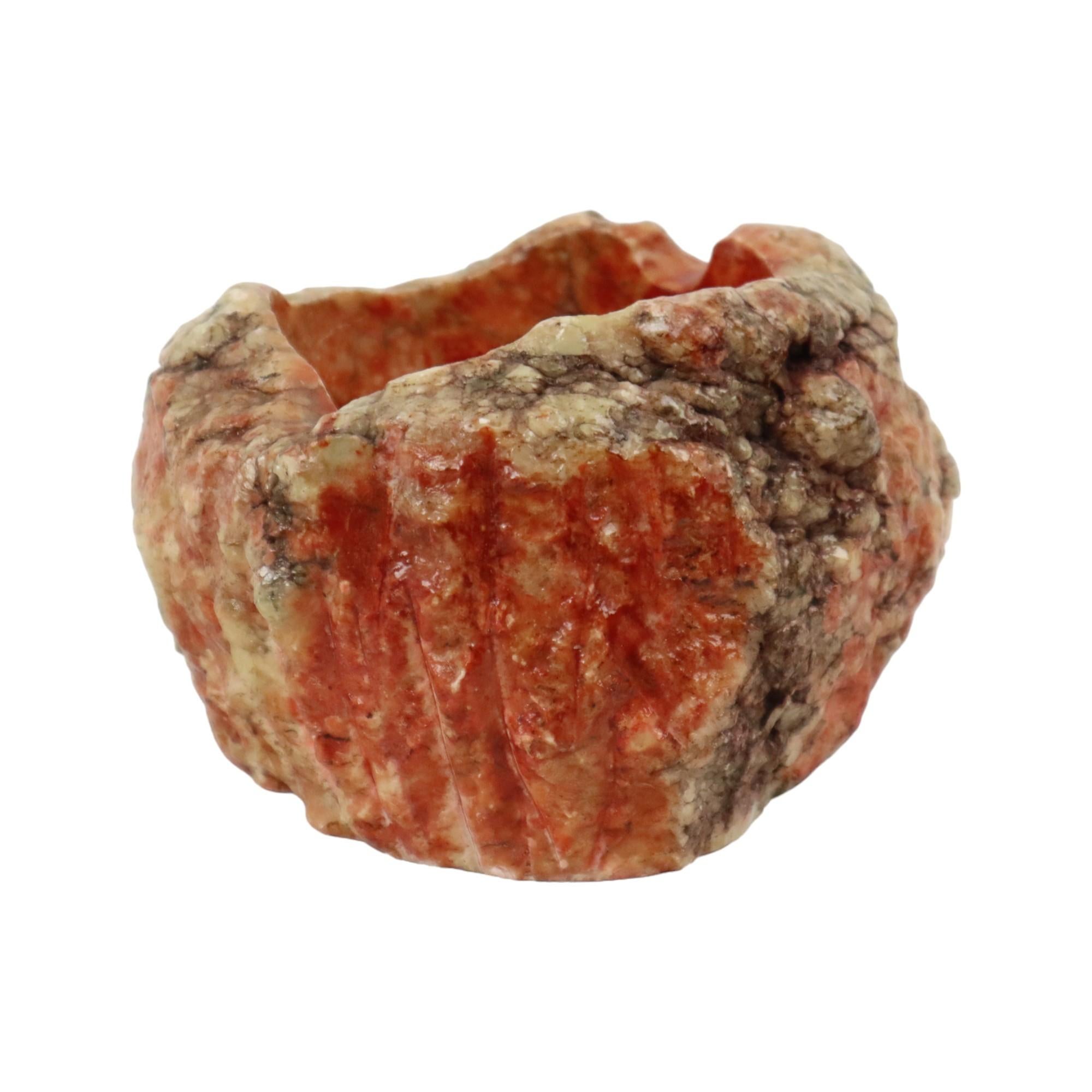 Cenicero precioso y de gran calidad, de alabastro rosa tallado a mano con vetas negras y grisáceas, probablemente por Romano Bianchi, Italia, años 60, marcado en la parte inferior.

Por supuesto, este bello objeto también puede utilizarse para otros