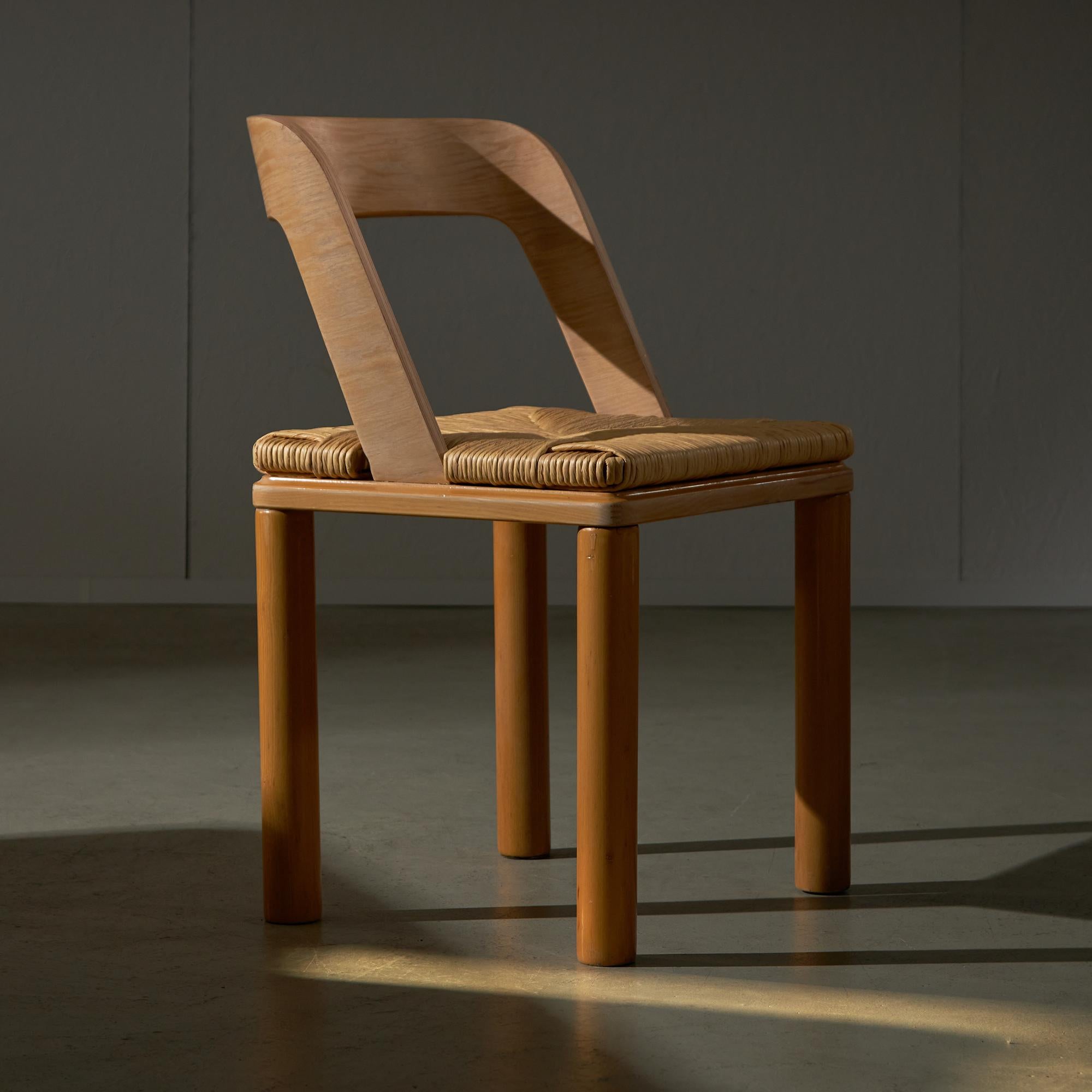 Dieser Stuhl verbindet moderne Schlichtheit mit klassischem Stil. Sein offenes Design verleiht dem Raum eine gewisse Leichtigkeit und passt zu jeder Einrichtung. Die sanft geschwungene Rückenlehne setzt einen einzigartigen Akzent, während der