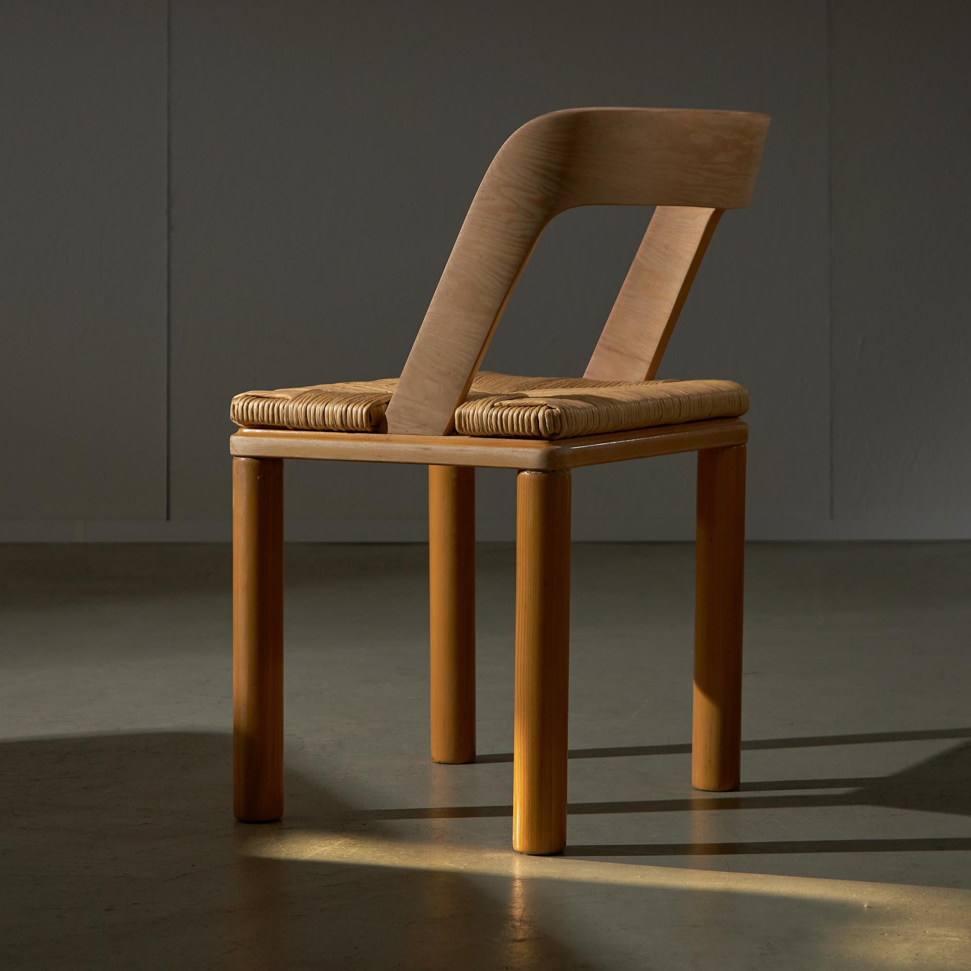 Italienischer Stuhl aus Eschenholz und Korbweide mit geschwungener Rückenlehne im Angebot 1