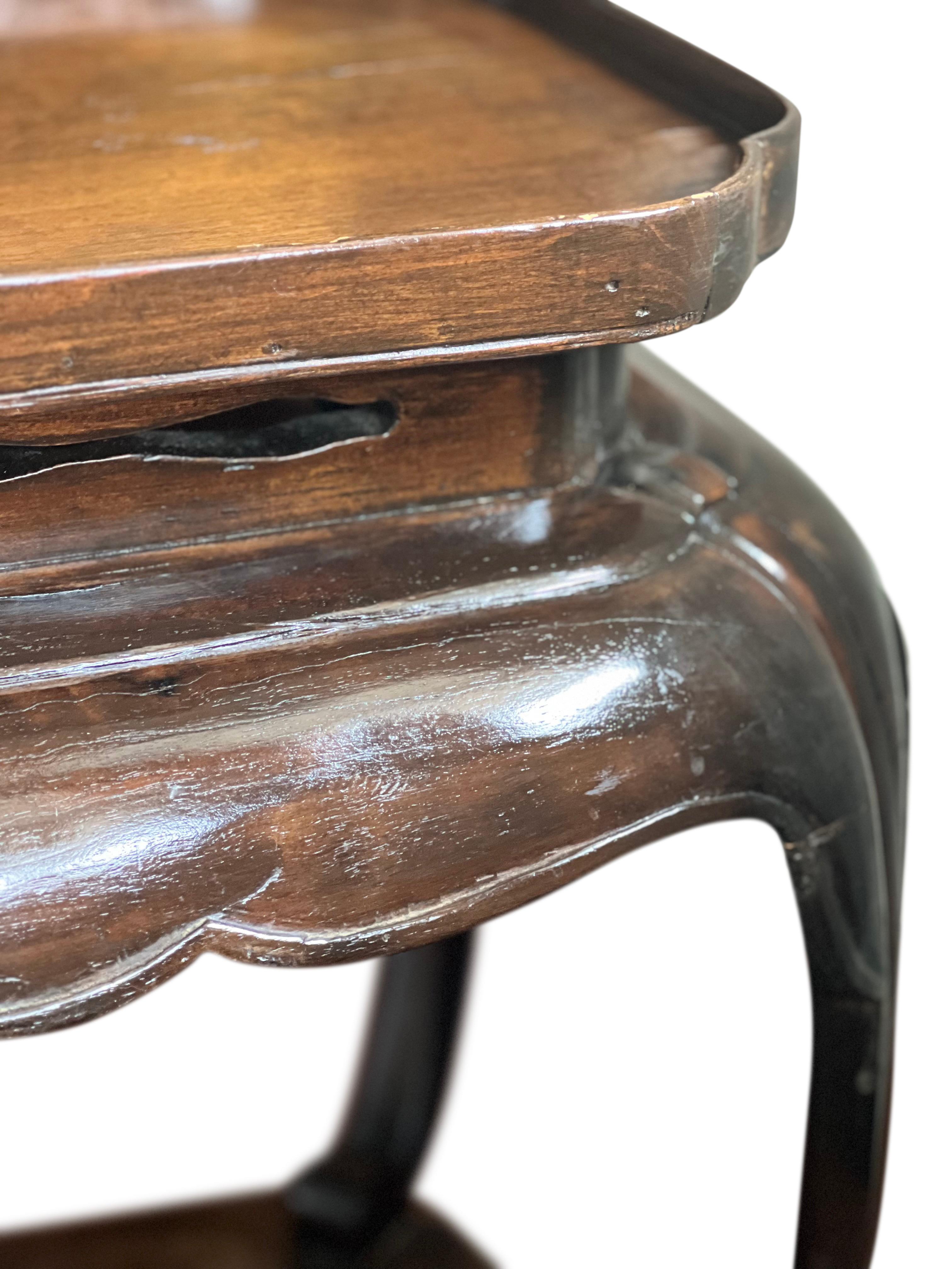 Acajou Table d'appoint basse en acajou d'inspiration asiatique italienne ou porte-plante en vente