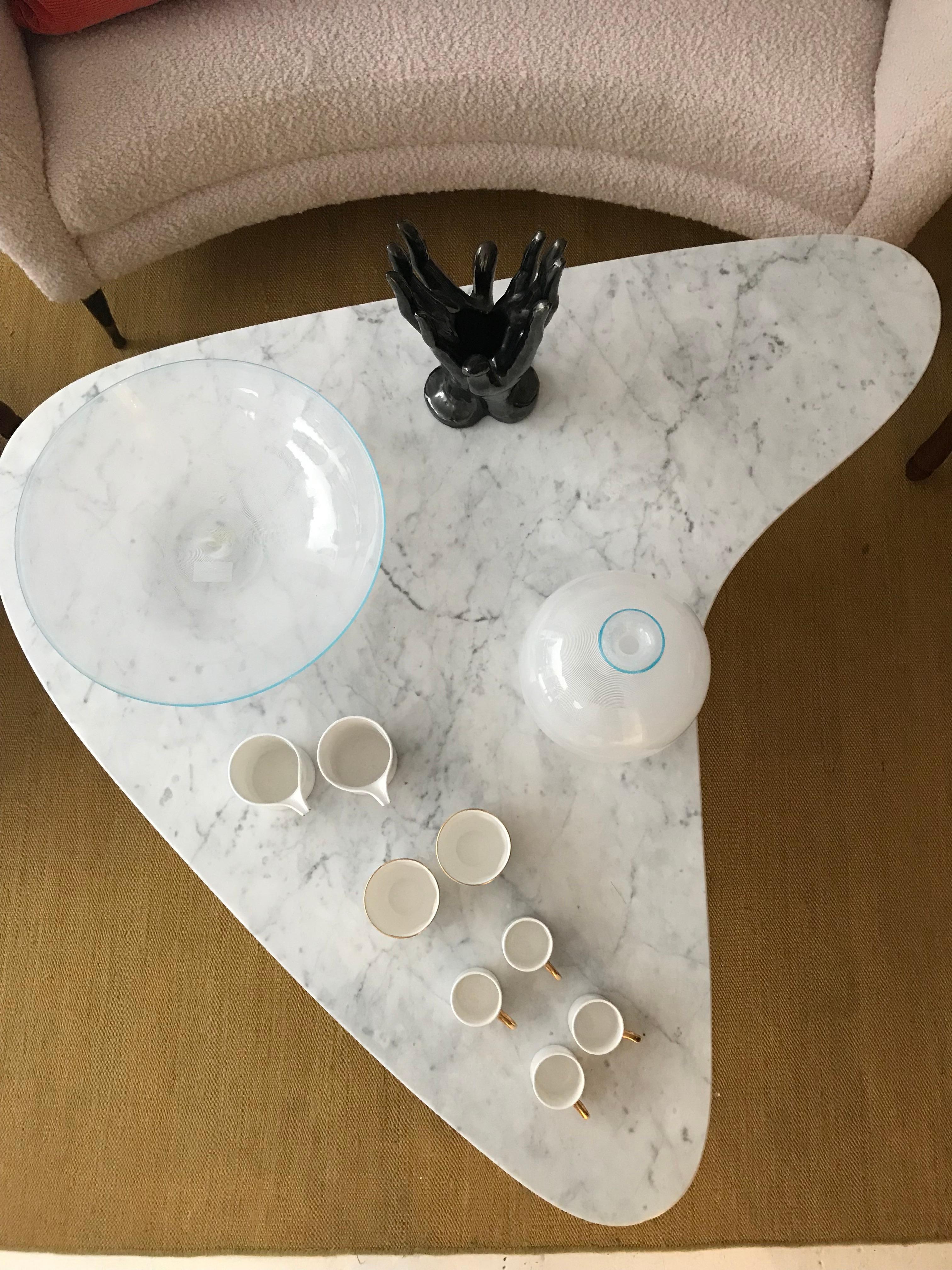 Italian Asymmetric, White Marble Coffee Table with Black Marble Legs, 1980s In Good Condition For Sale In London, GB