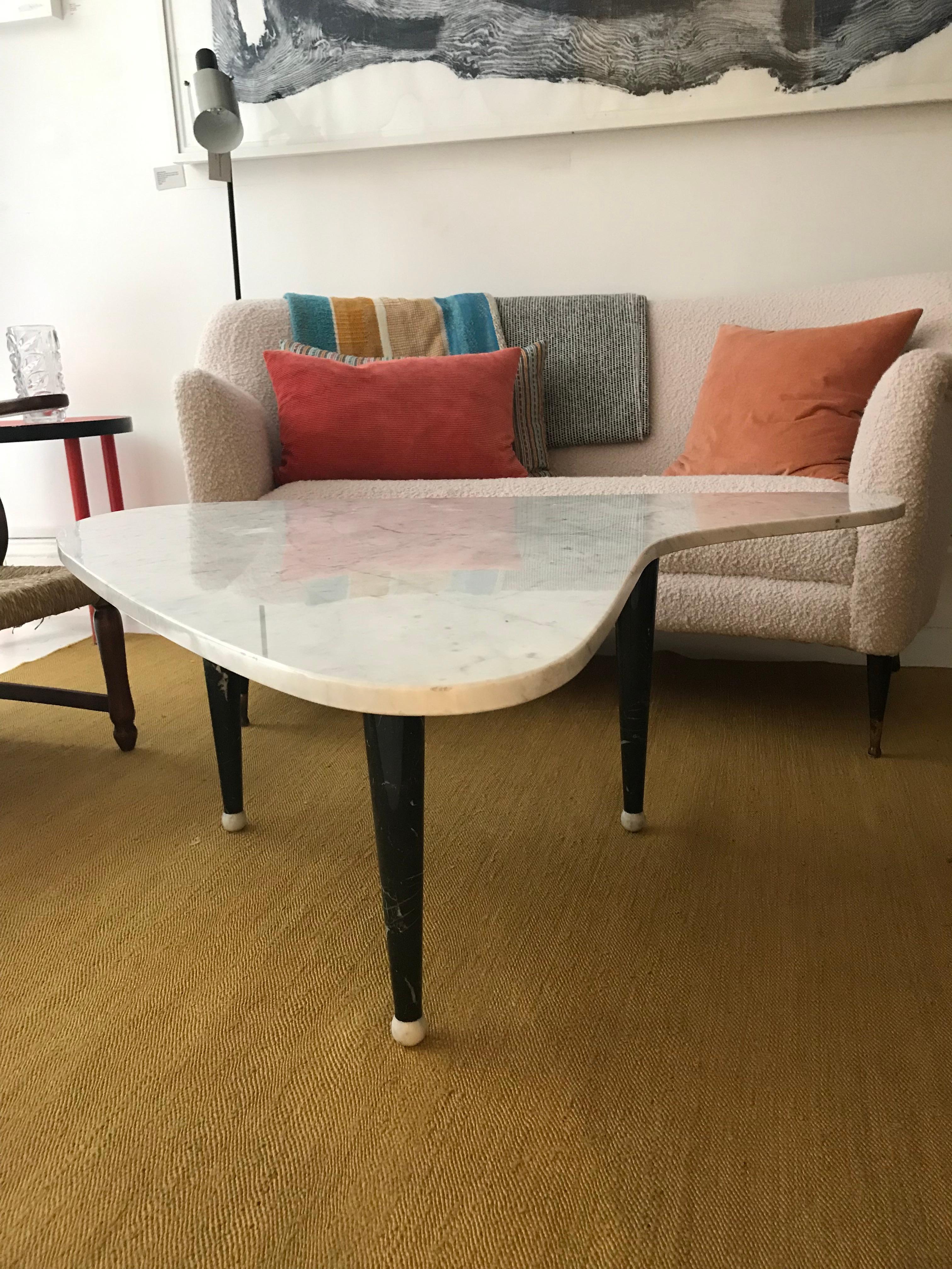 Italian Asymmetric, White Marble Coffee Table with Black Marble Legs, 1980s For Sale 2