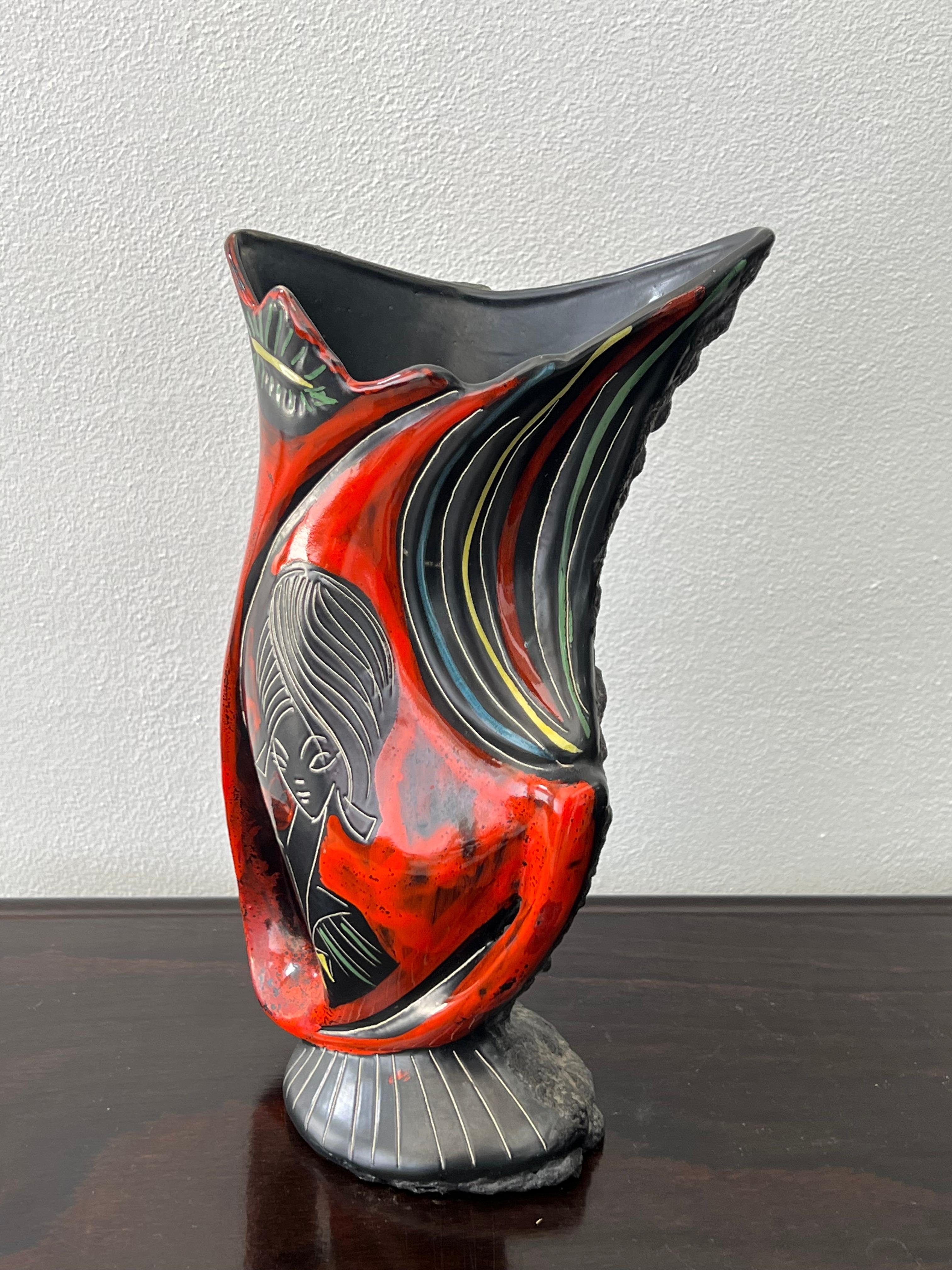 Superbe vase italien Augusto Giulianelli pour San-Marino Lava 1950. Vase signé M6 Giulianelli, une face est en céramique émaillée, l'autre en céramique avec un étonnant travail de lave.