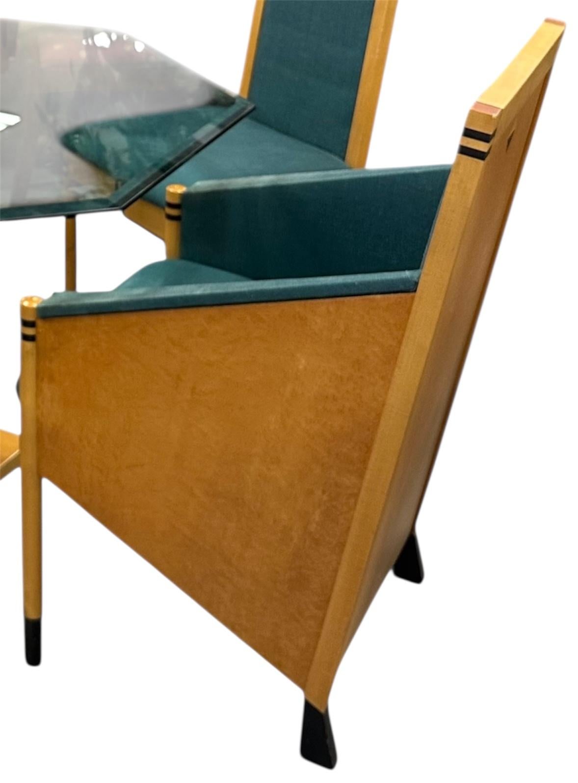 Juego de Comedor Italiano Avant Garde Estilo Art Decó

Excepcional y raro juego de comedor italiano de estilo Art Déco Avant Garde. Fue creado por un ebanista extraordinario en los años setenta. Los muebles de diseño fabuloso, con líneas rígidas