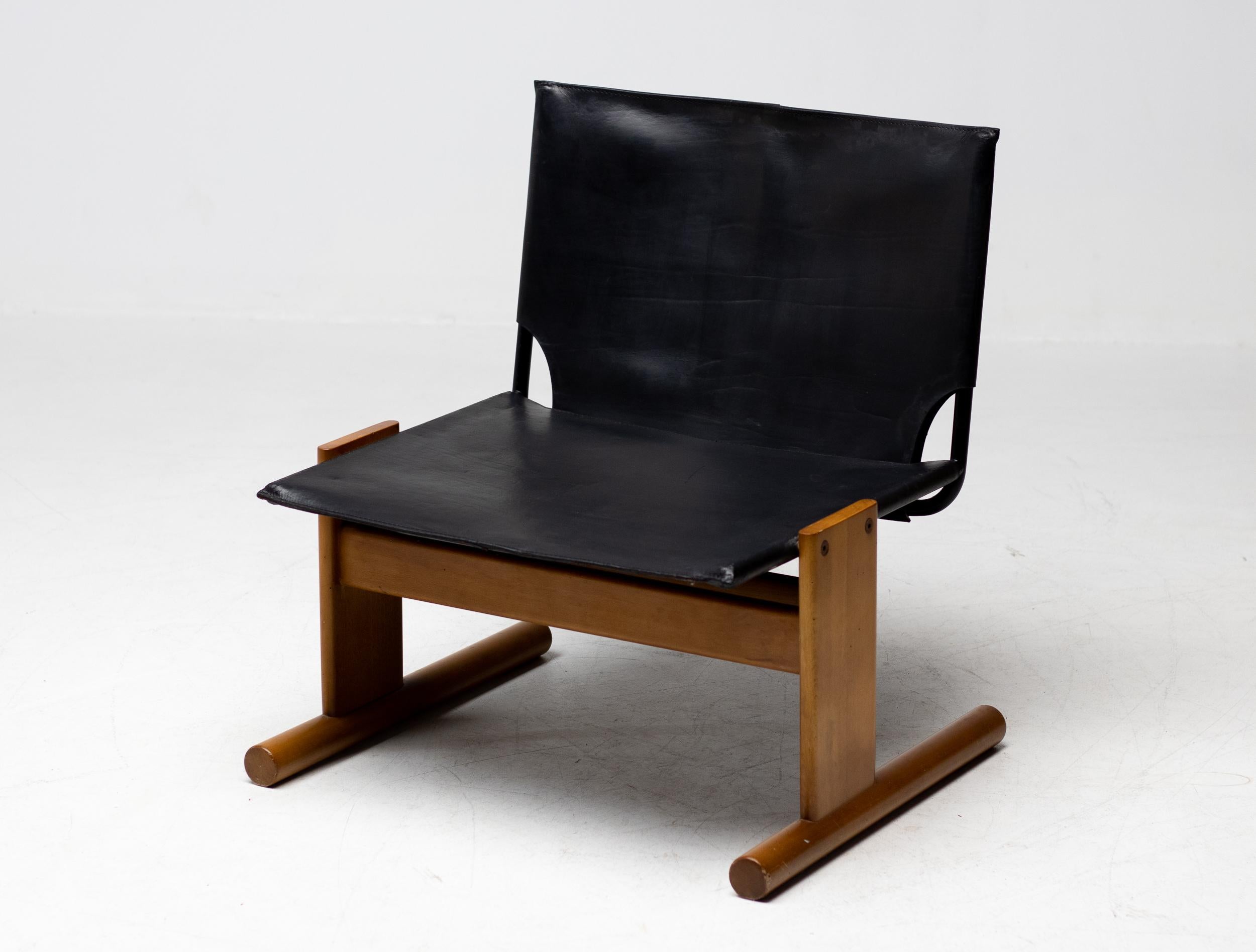 Chaise de salon italienne des années 1960 d'une modernité saisissante, en frêne teinté brun foncé, avec une structure en acier tubulaire et une assise et un dossier en cuir noir. Selon le propriétaire d'origine, originaire de Sicile et