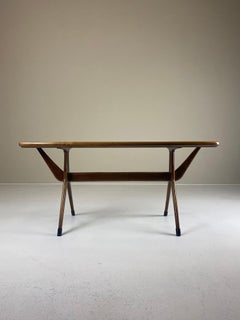 Table basse italienne d'avant-garde en noyer, attribuée à Cesare Lacca pour Cassina