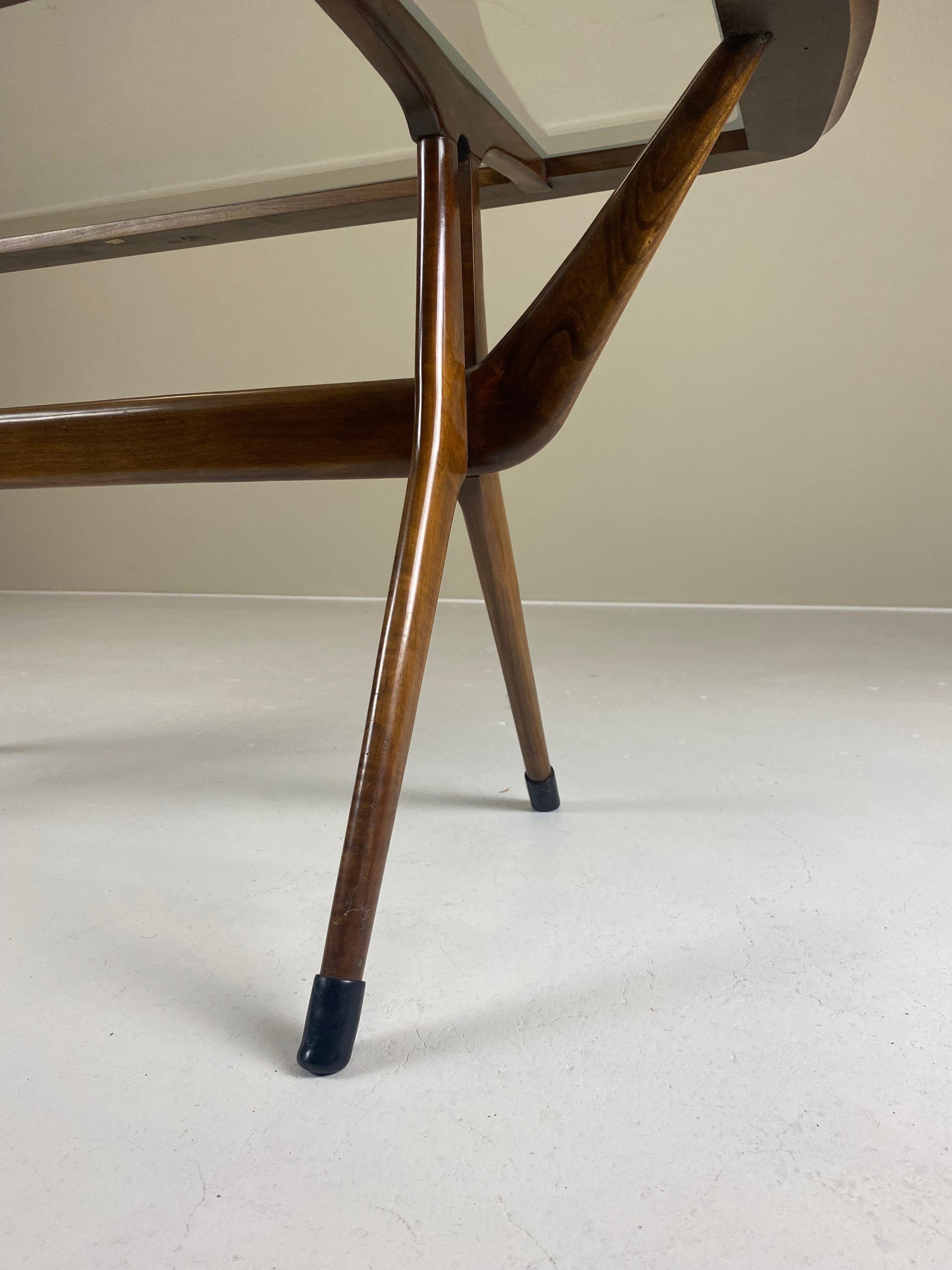 Italian Avantgarde Walnut Coffee Table, Attributed to Cesare Lacca for Cassina In Good Condition For Sale In CULEMBORG, GE