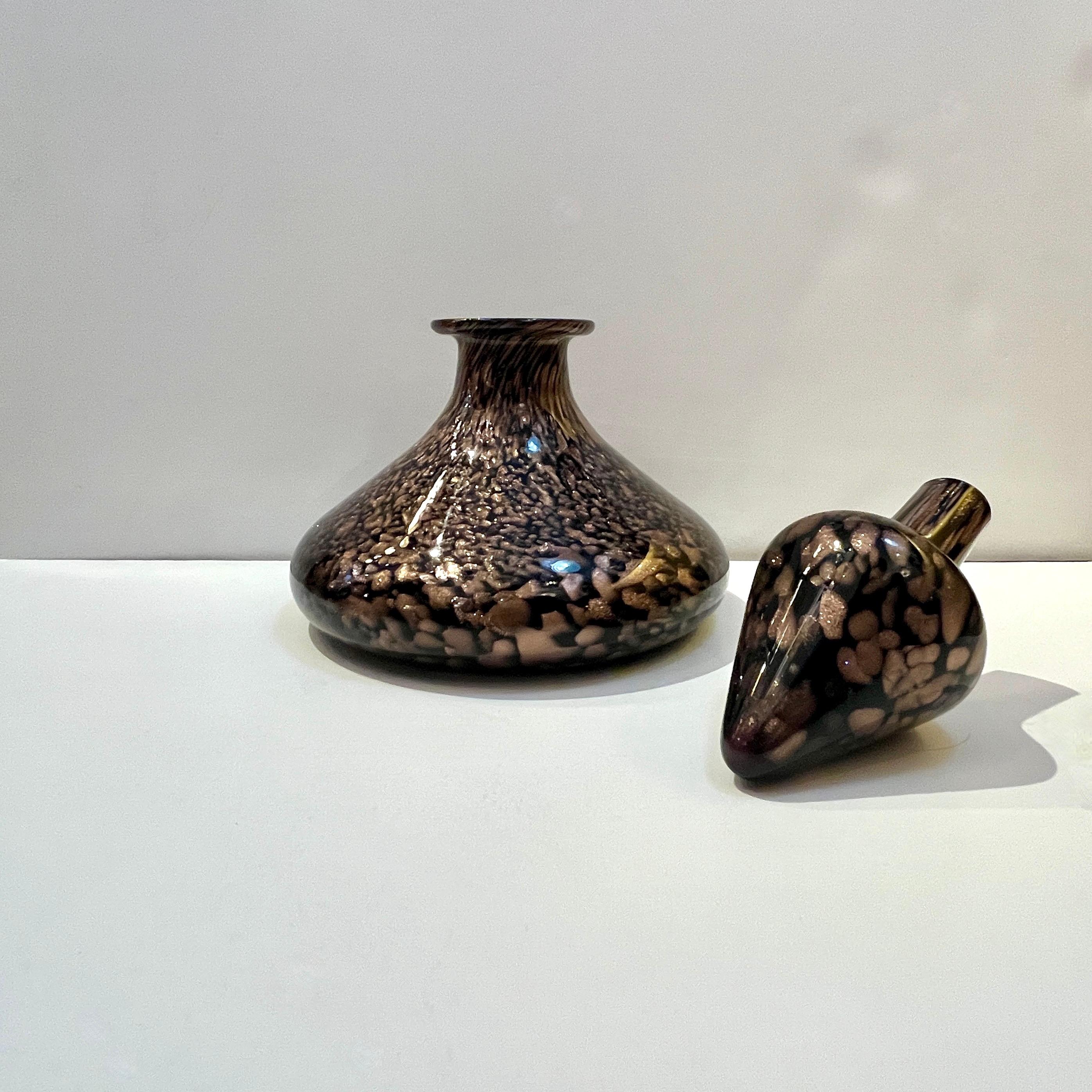 Aventurina italiana Vintage Murano Glass Cobre negro Botella grande con tapón en Excelente estado para la venta en New York, NY