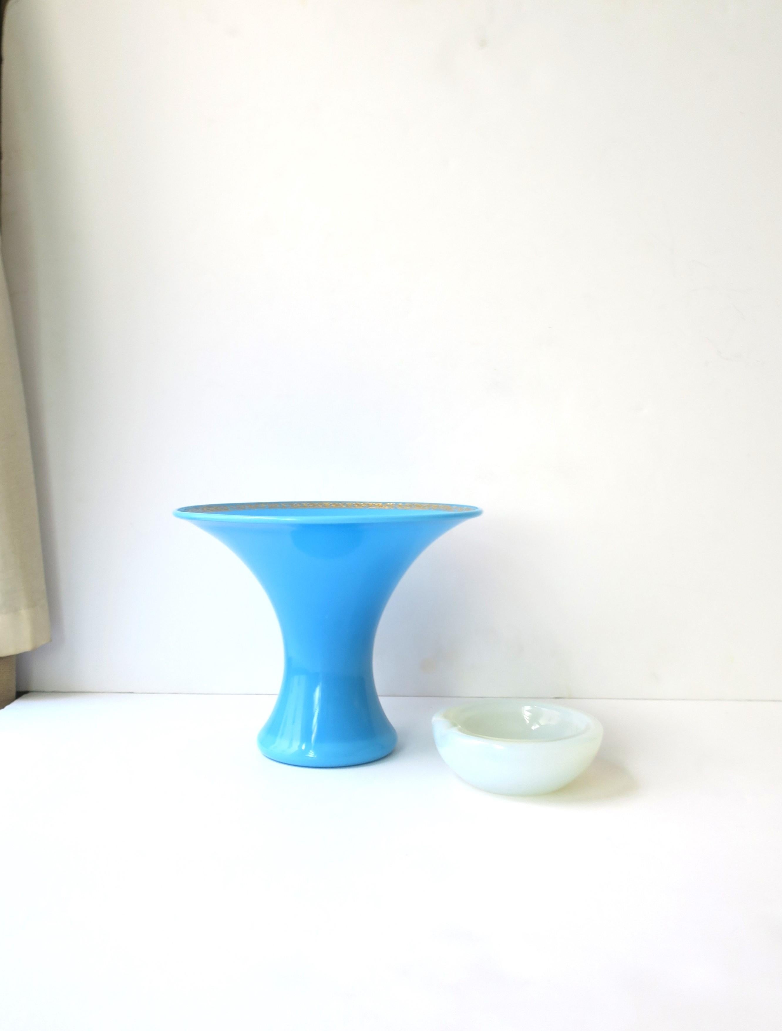 Verre Vase italien en verre opalin bleu azur en vente