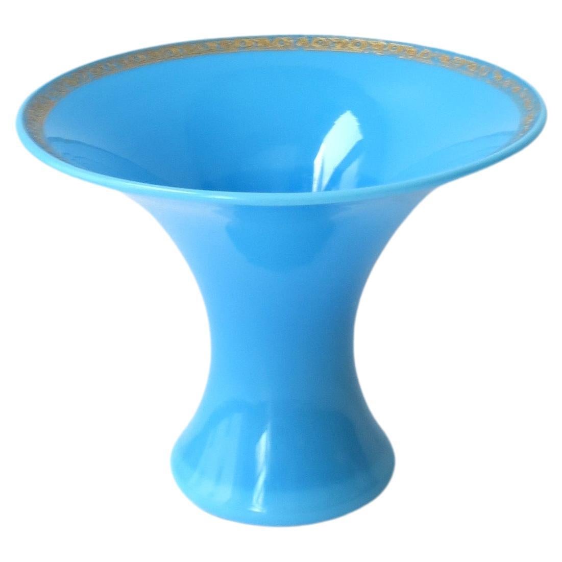 Vase italien en verre opalin bleu azur en vente