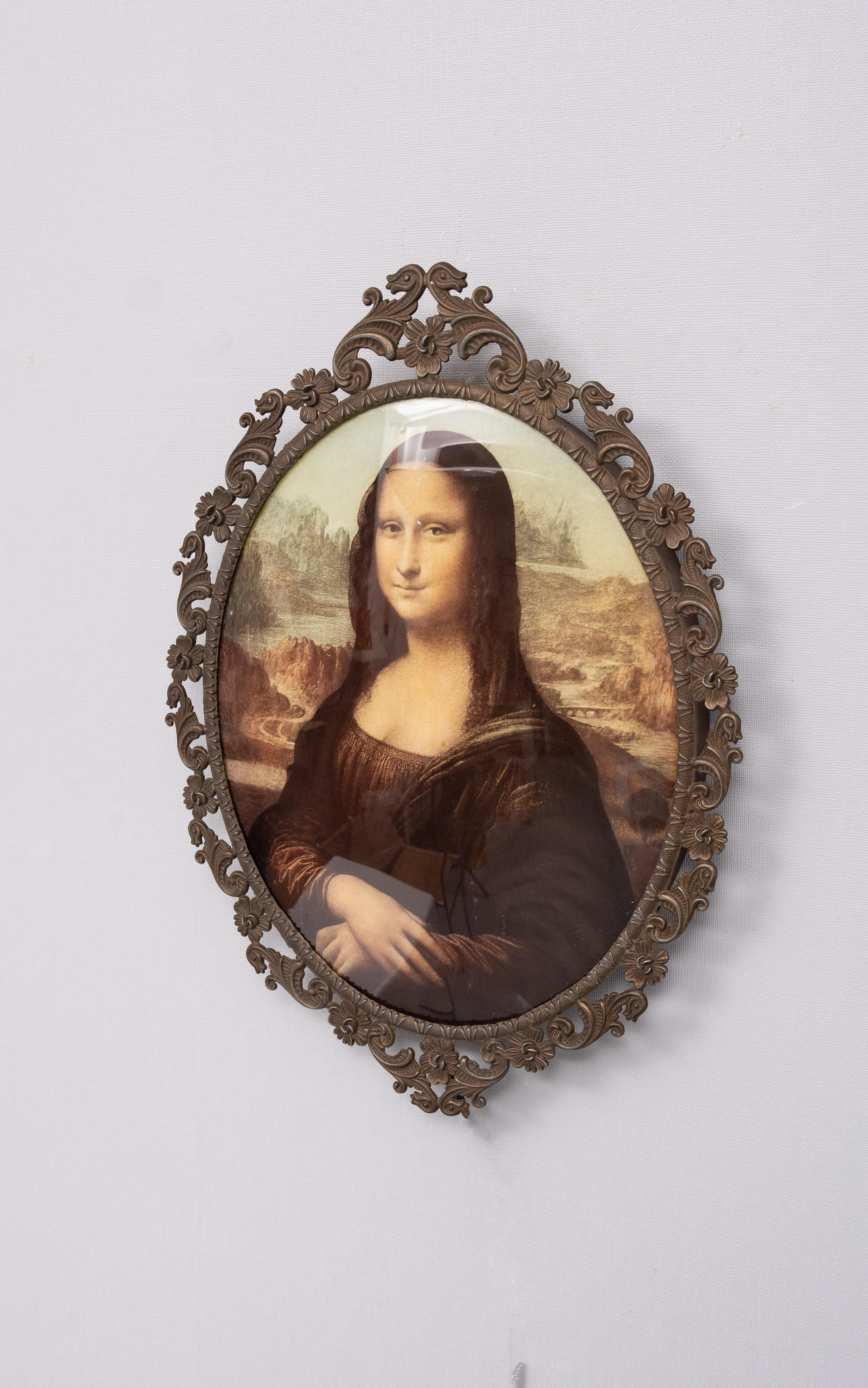 Dieses ovale Acrylbild der Mona Lisa bringt mich zum Lächeln.
Schöner Effekt, wenn das Gegenlicht an ist, kommt in einem Messingrahmen. 
Wenn Sie das für Kitsch halten  Sie haben Recht.  Typischer italienischer Touristenkitsch der 1970er Jahre.  