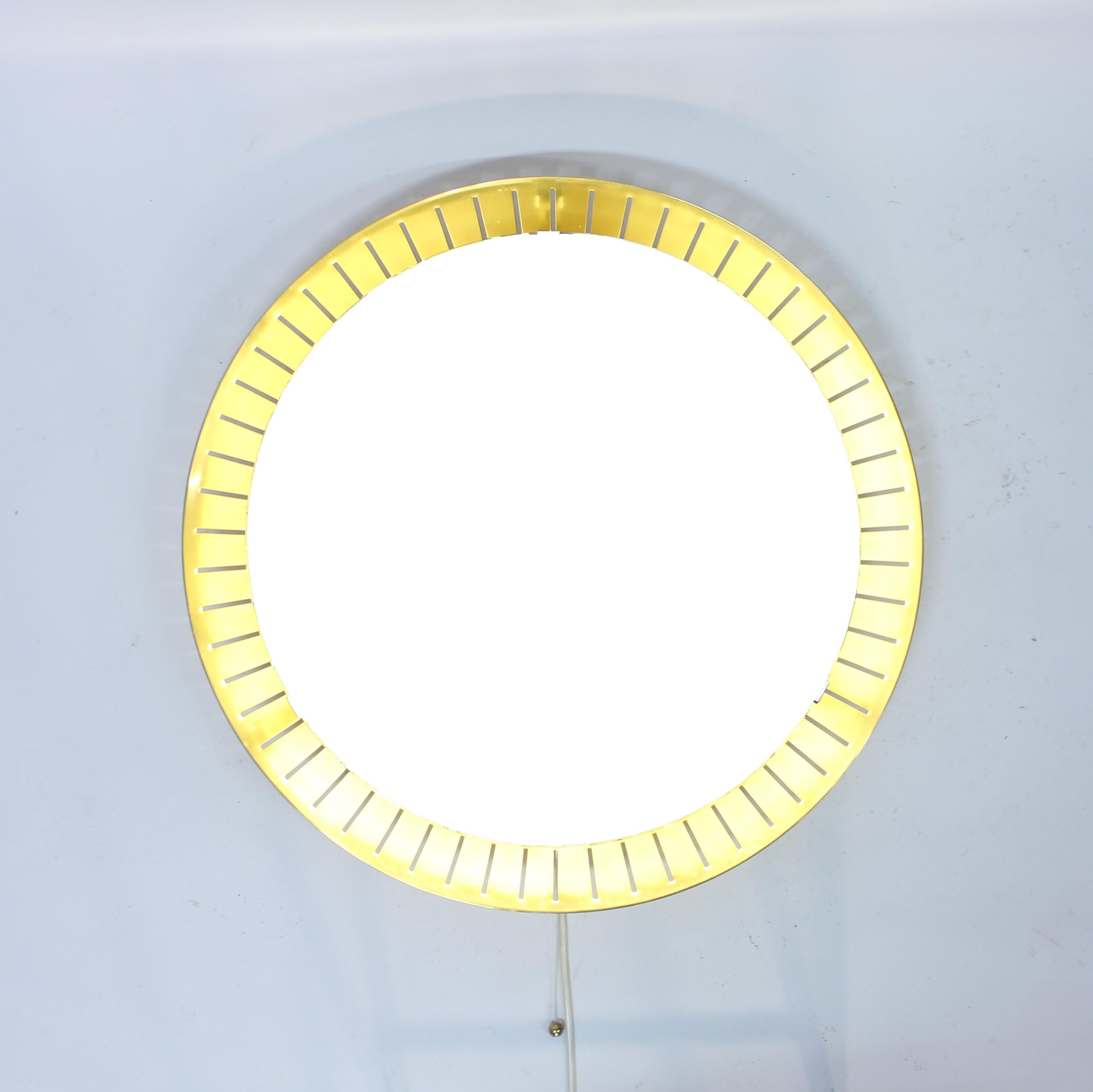 Italian backlit brass mirror by Stilnovo, 1960s Moderno de mediados de siglo en venta