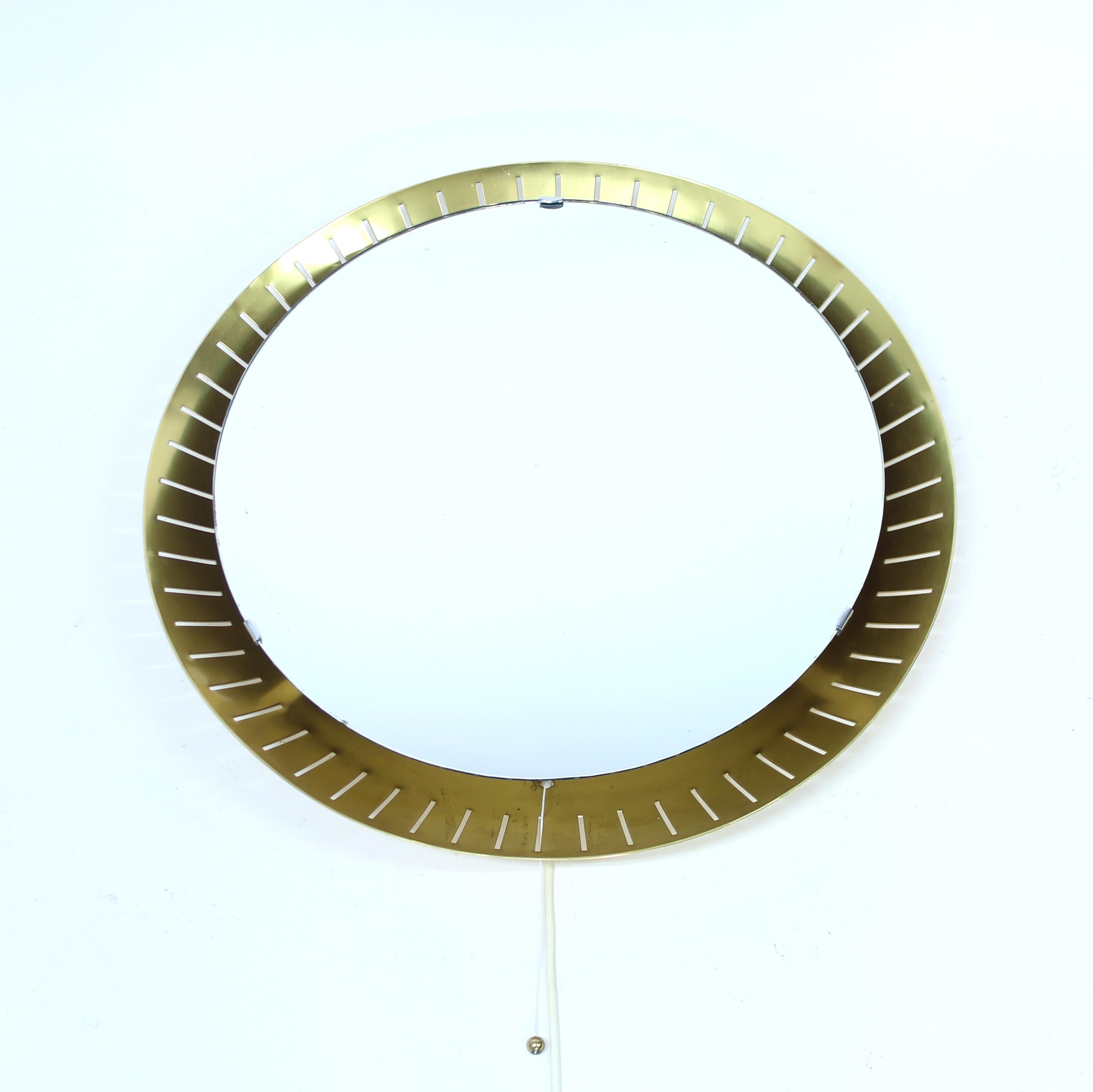 Italian backlit brass mirror by Stilnovo, 1960s en Bueno estado para la venta en Uppsala, SE