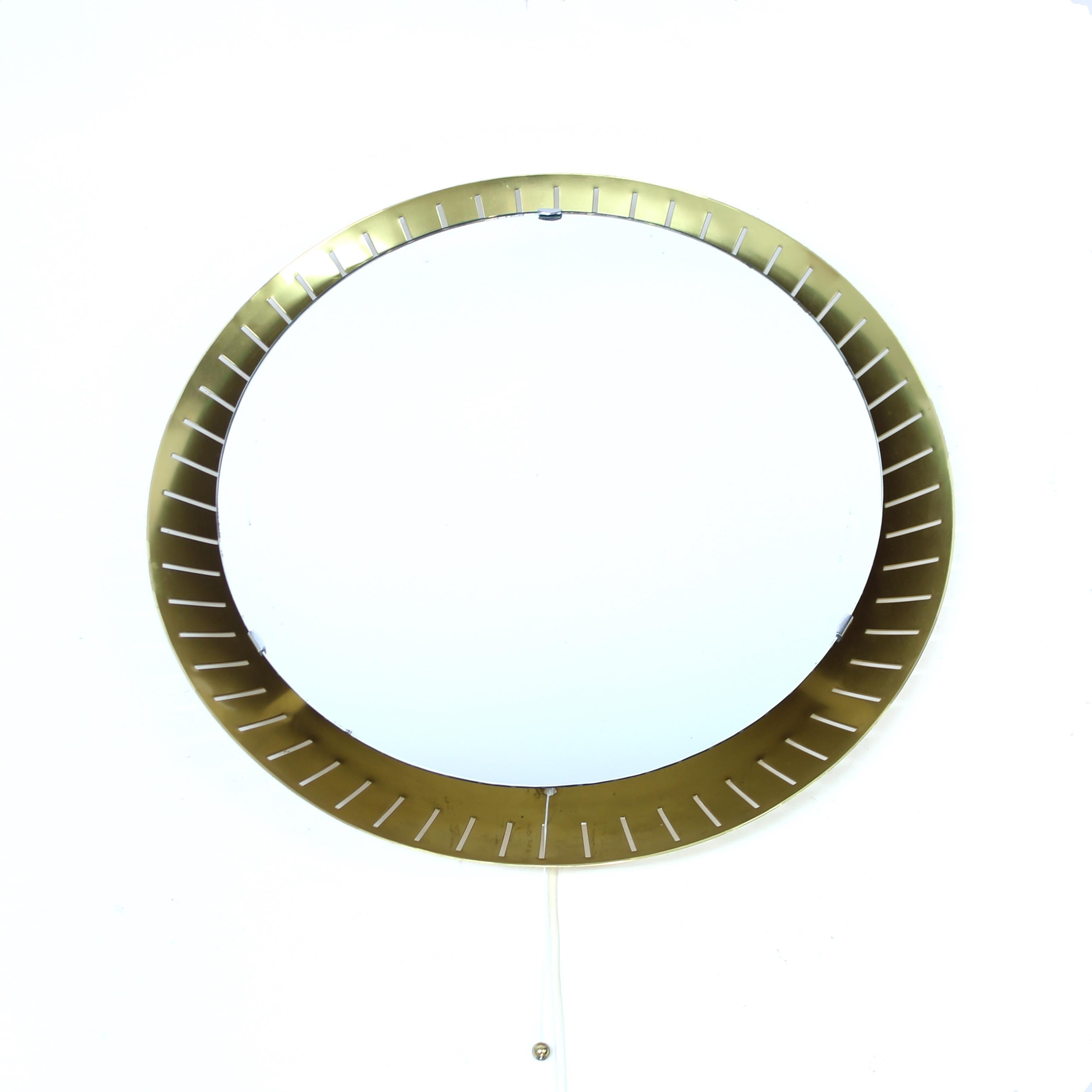 Italian backlit brass mirror by Stilnovo, 1960s siglo XX en venta