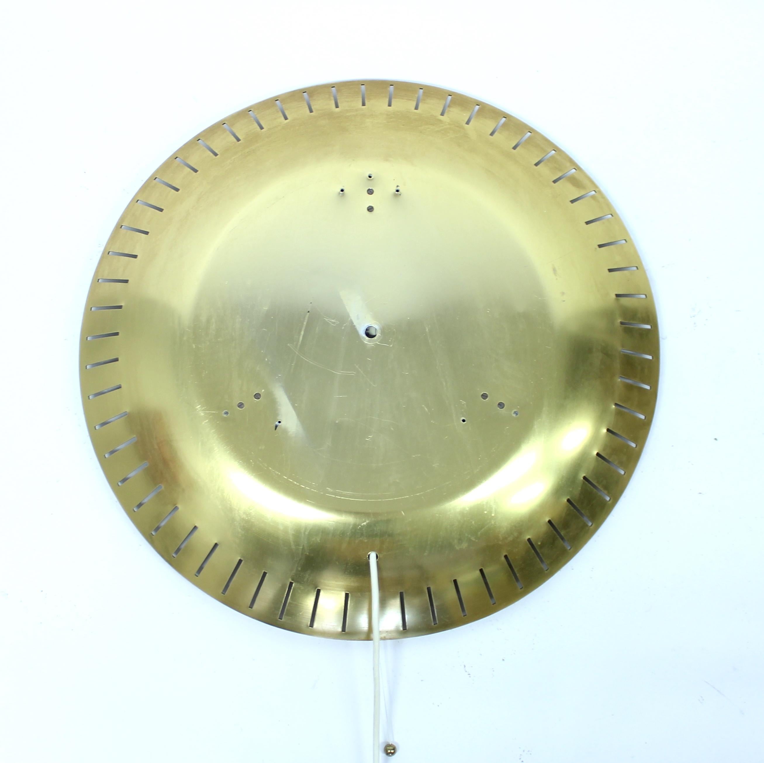 Italian backlit brass mirror by Stilnovo, 1960s Latón en venta