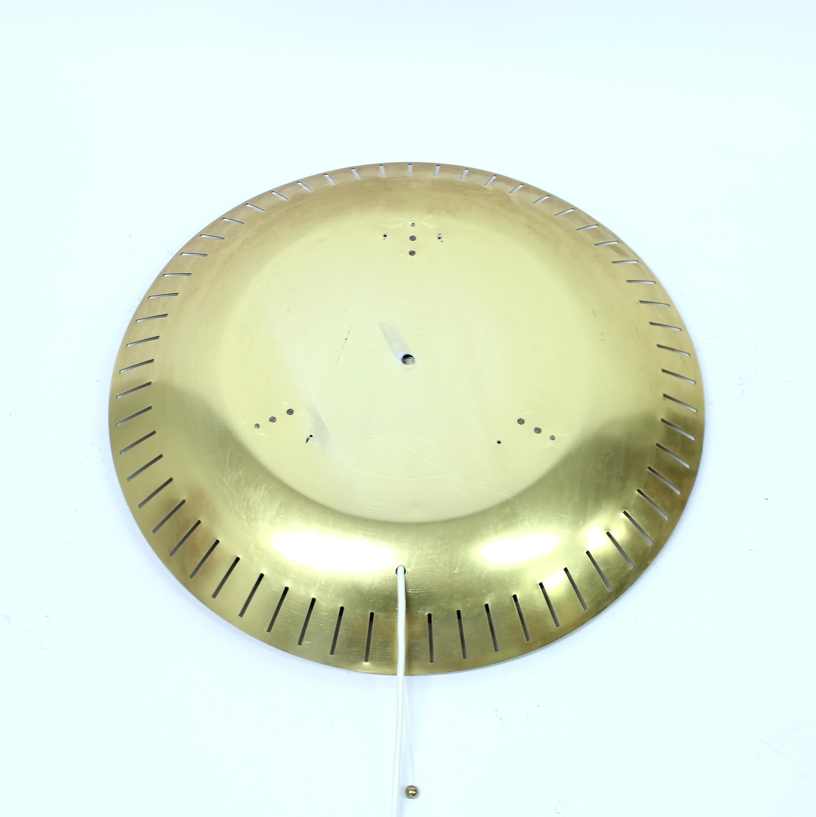 Italian backlit brass mirror by Stilnovo, 1960s en venta 1