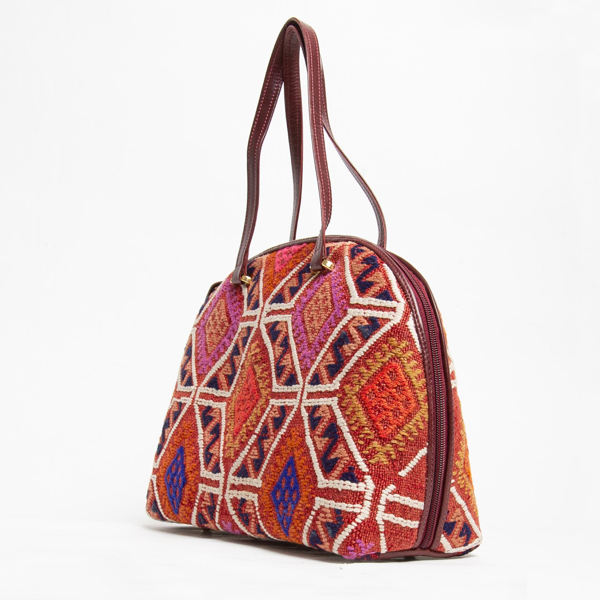Elegant and comfortable handcrafted bag, with an oriental kilim and leather finishes.
Perfect inside too.  Never used.
Unique piece of Italian artisanal manufacturing.