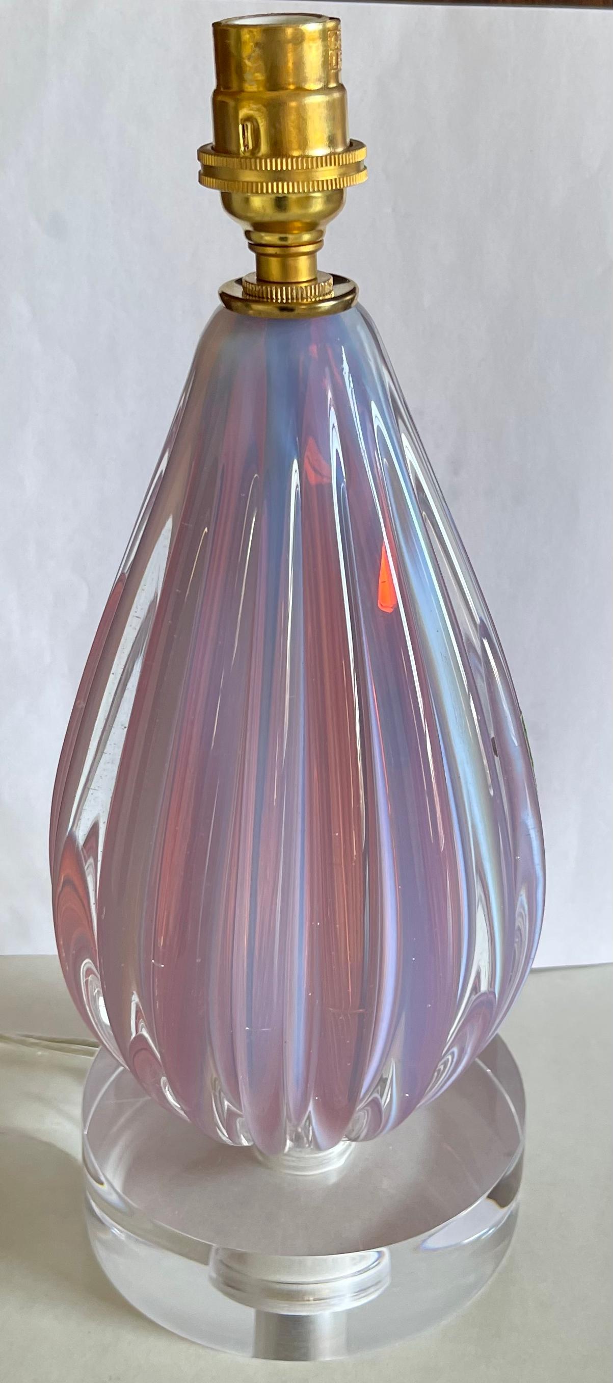 Italiano Lampada da tavolo in vetro italiano Balboa Murano viola in vendita