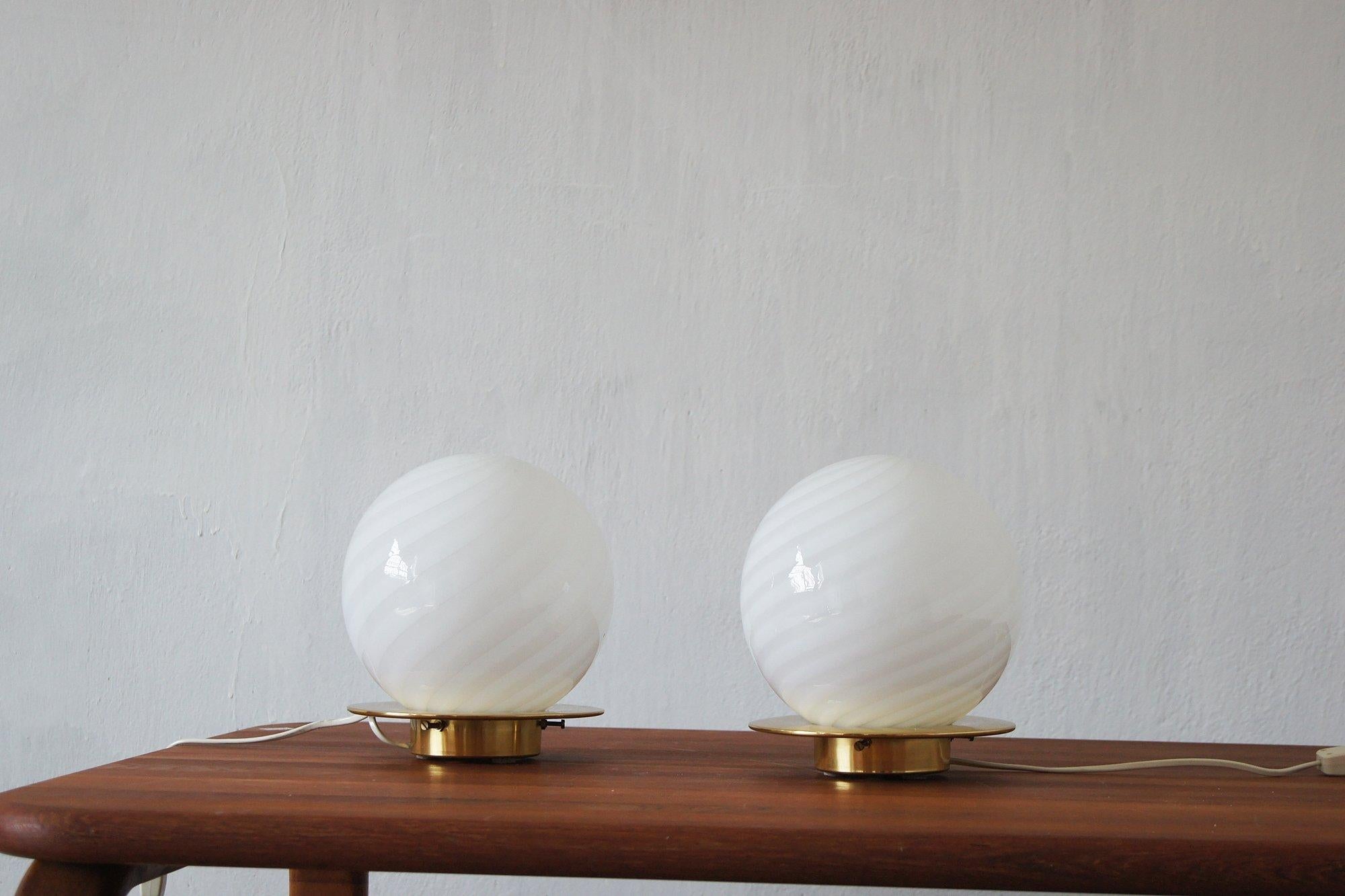 Im Falle dieser Lampen handelt es sich sogar um eine Verzierung.
Sein Design wird von formschönen Elementen und edlen Farben dominiert.
Hergestellt mit viel Liebe zum Detail.
Ganz im Stil der 