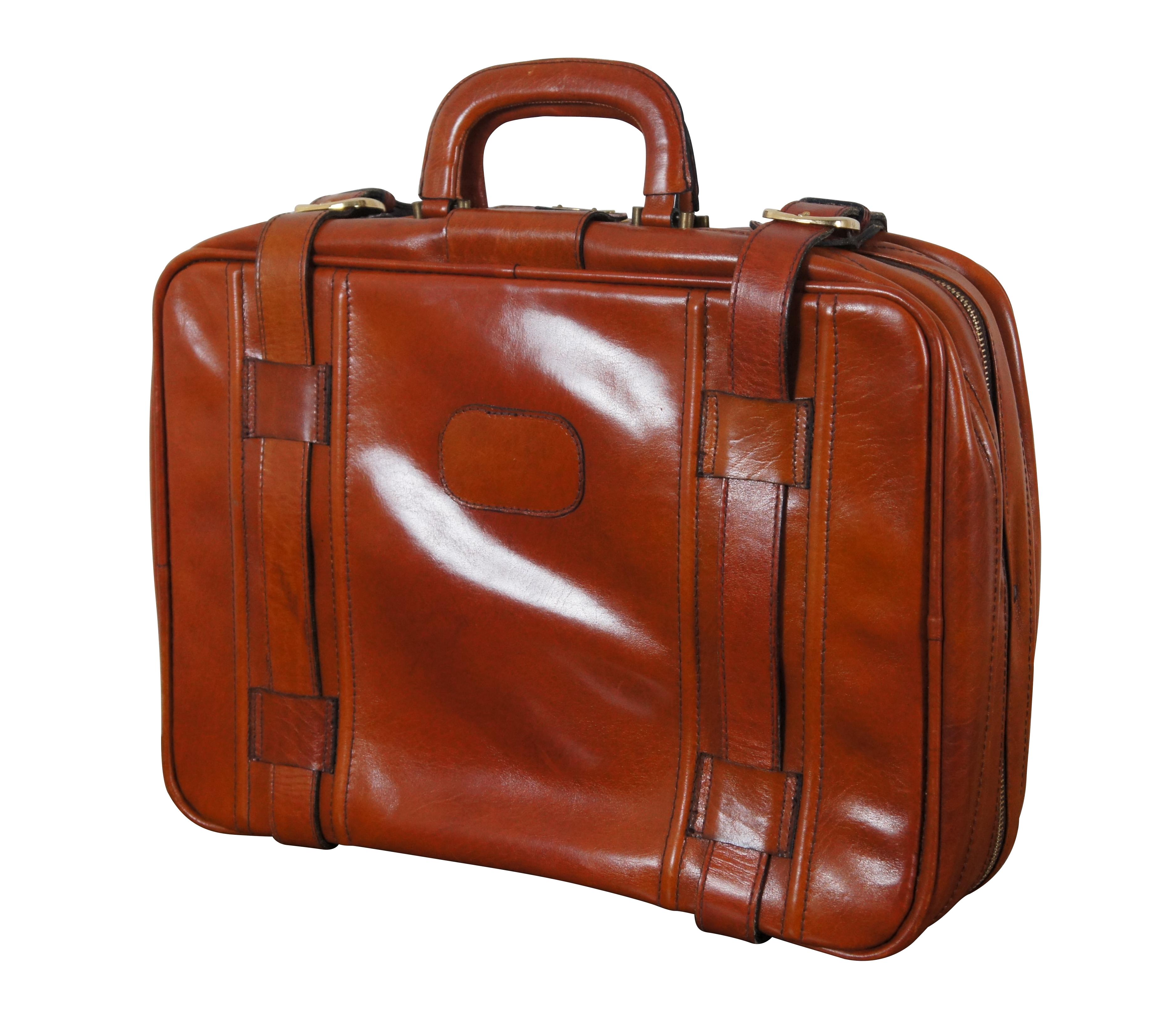 Vintage Bally Koffer aus braunem Leder in der Größe eines Handgepäcks. Die Außenseite ist mit Messingfüßen, zwei Schnallenriemen, die die beiden Hauptgriffe flankieren, und einem Verschluss in der Mitte ausgestattet. Innen mit hellgrünem Futter,