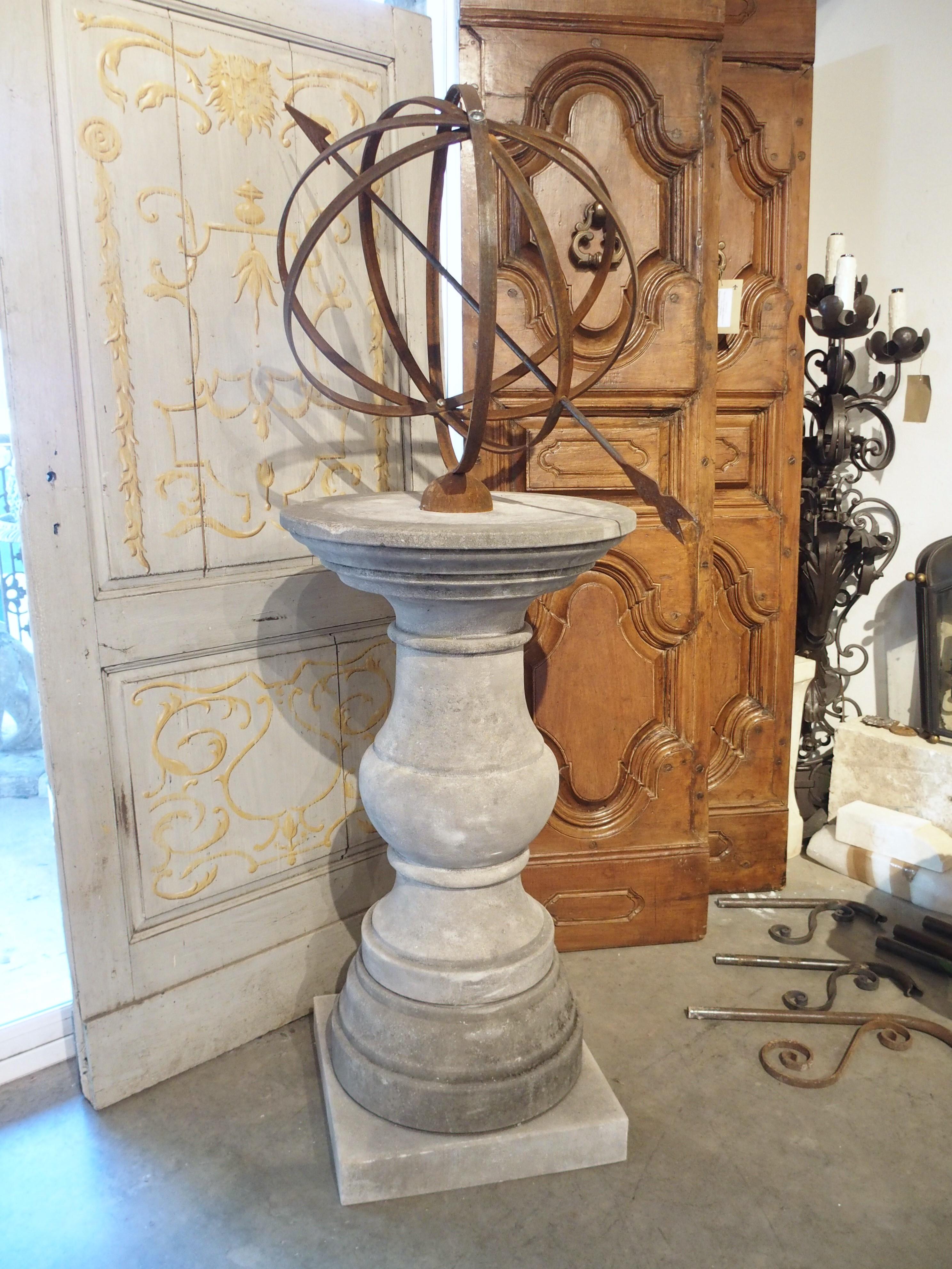 Italienisches Sundial in geschnitztem Kalkstein in Balusterform 11