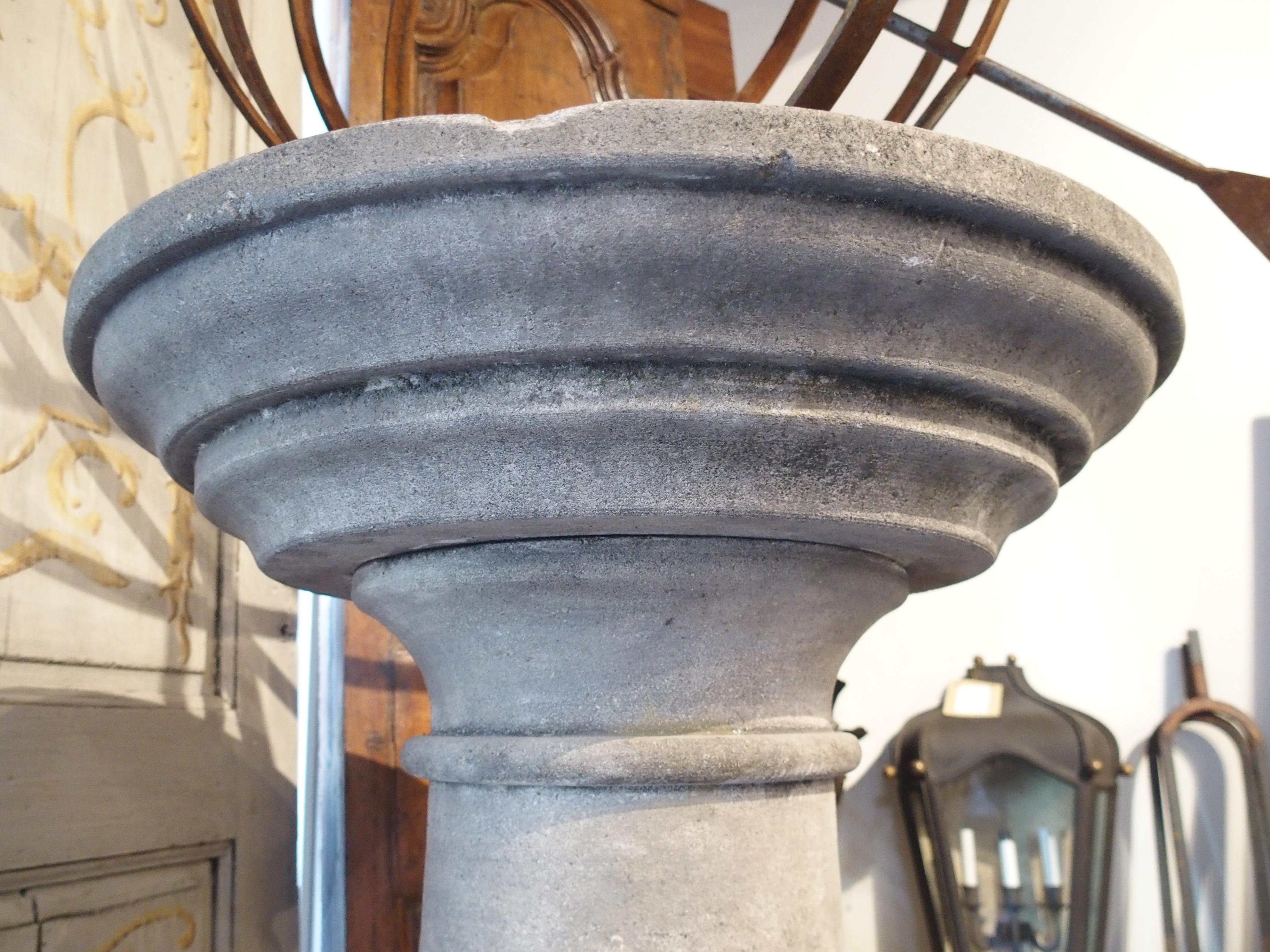 Sculpté à la main avec une colonne de forme balustre, ce cadran solaire italien est surmonté d'une sphère armillaire en fer à quatre anneaux avec un gnomon en forme de flèche. La colonne robuste présente de multiples incisions et anneaux saillants,