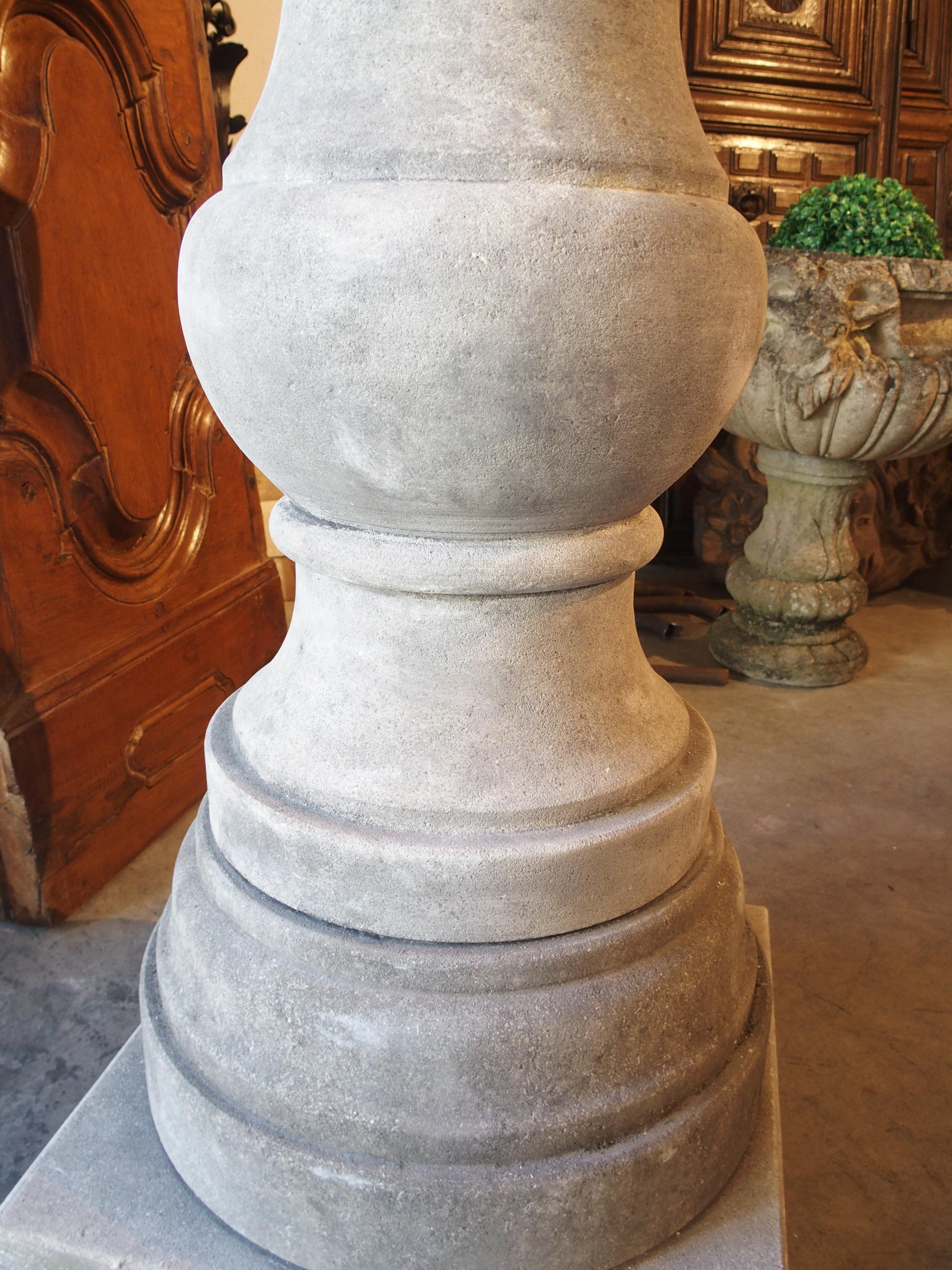 Italienisches Sundial in geschnitztem Kalkstein in Balusterform 3