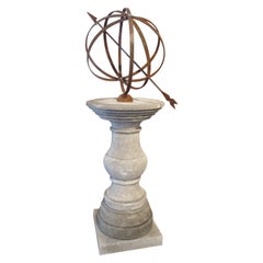 Italienisches Sundial in geschnitztem Kalkstein in Balusterform