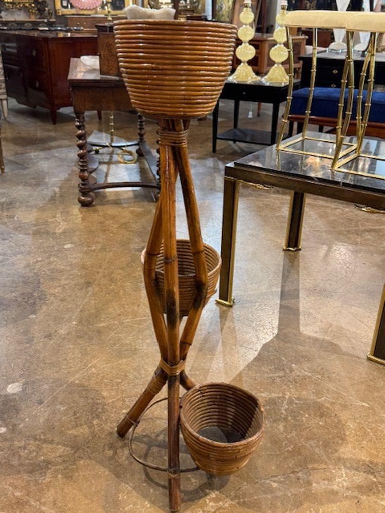 Jardinera italiana vintage de bambú de 3 niveles. Te atrae una elegante fusión de glamour moderno de mediados de siglo y artesanía italiana: las consolas de madera burlada y latón pulido estilo Milo Baughman son piezas escultóricas que irradian