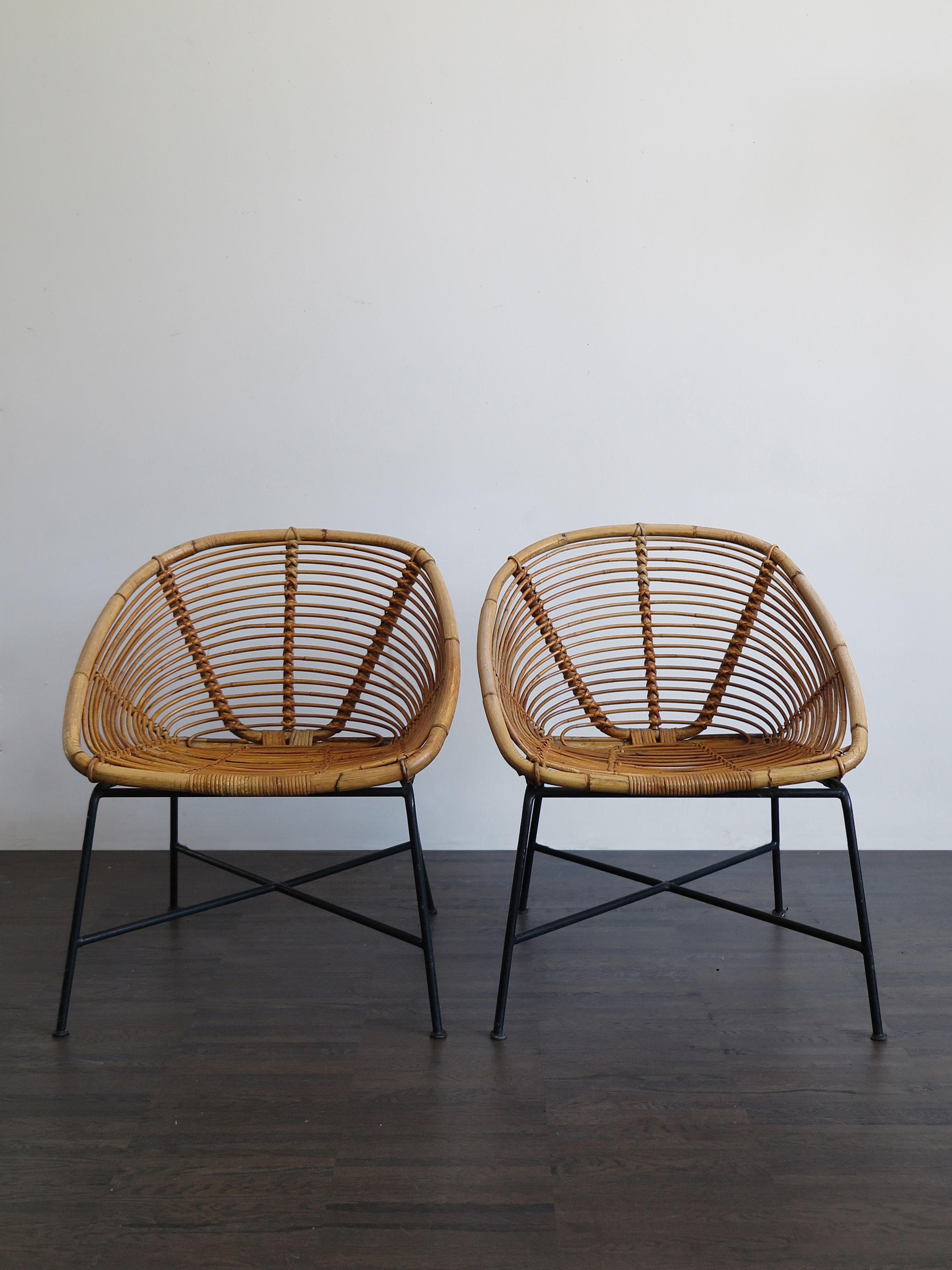 Couple of Italian Mid-Century Modern design chairs armchair in bamboo, rush, cane and structure with painted iron rod, 1960s.

Please note that the items are original of the period and this shows normal signs of age and use.
